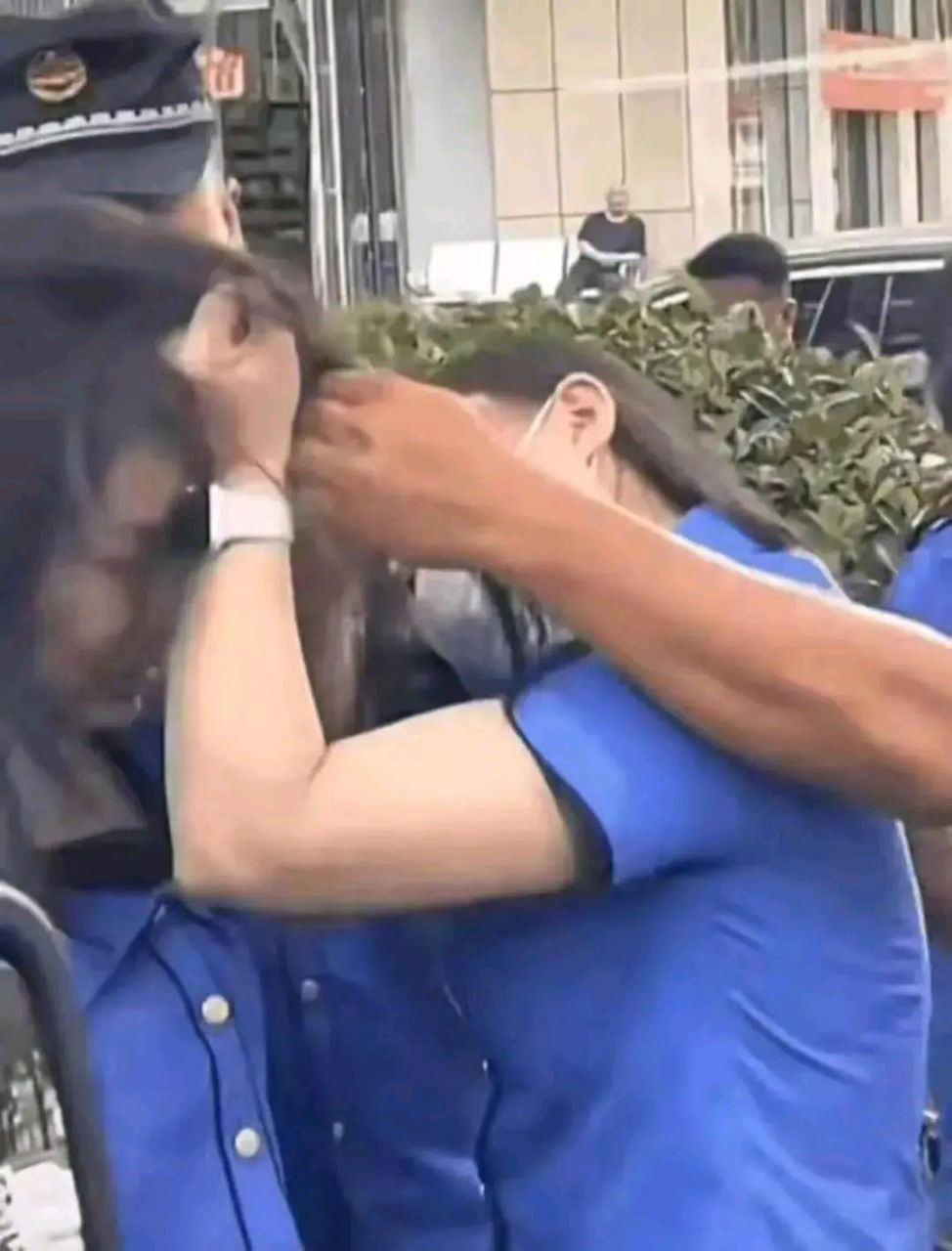两位女城管当街打架,互扯头发.