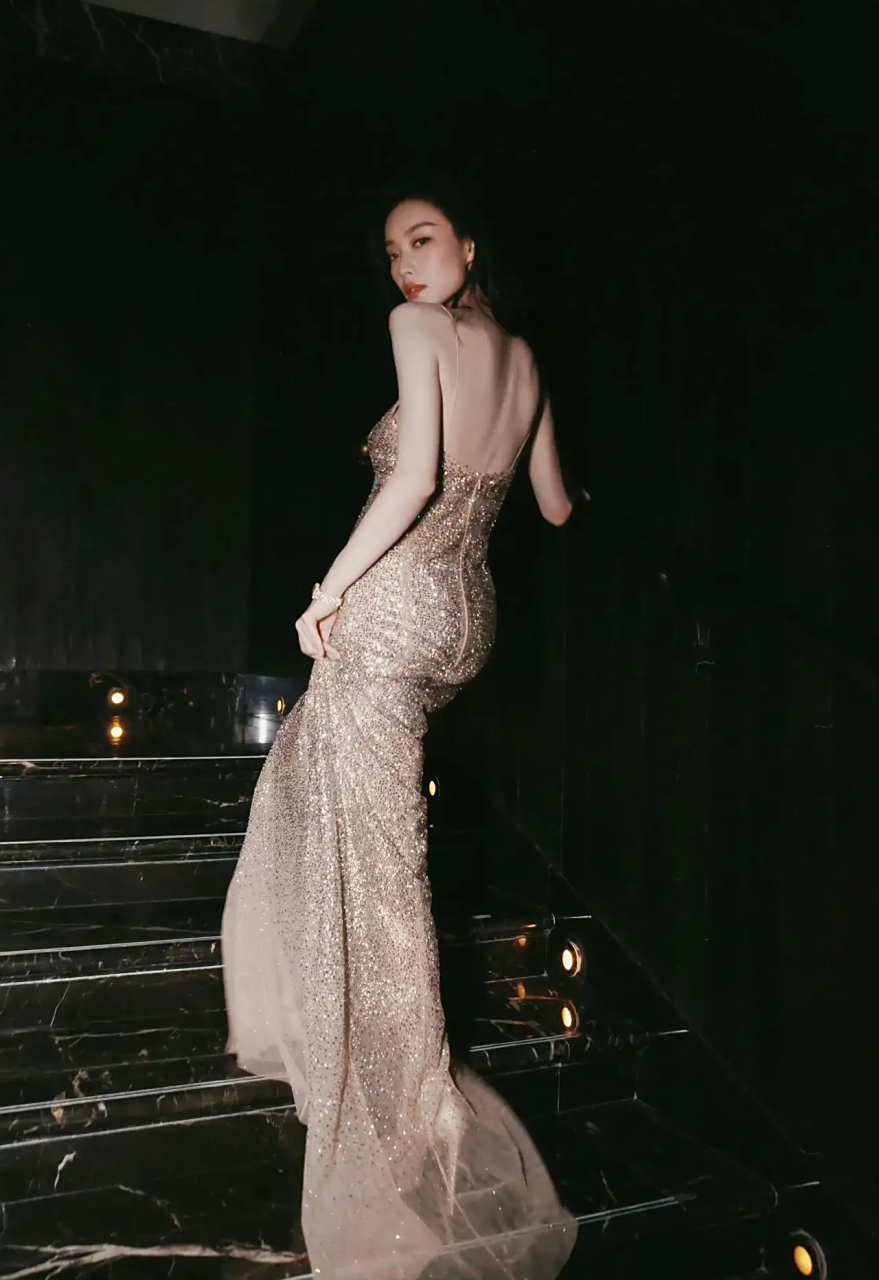 倪妮穿衣多任性,薄如蝉翼的吊带裙大秀"奶白肌",明明那么瘦却很有料!