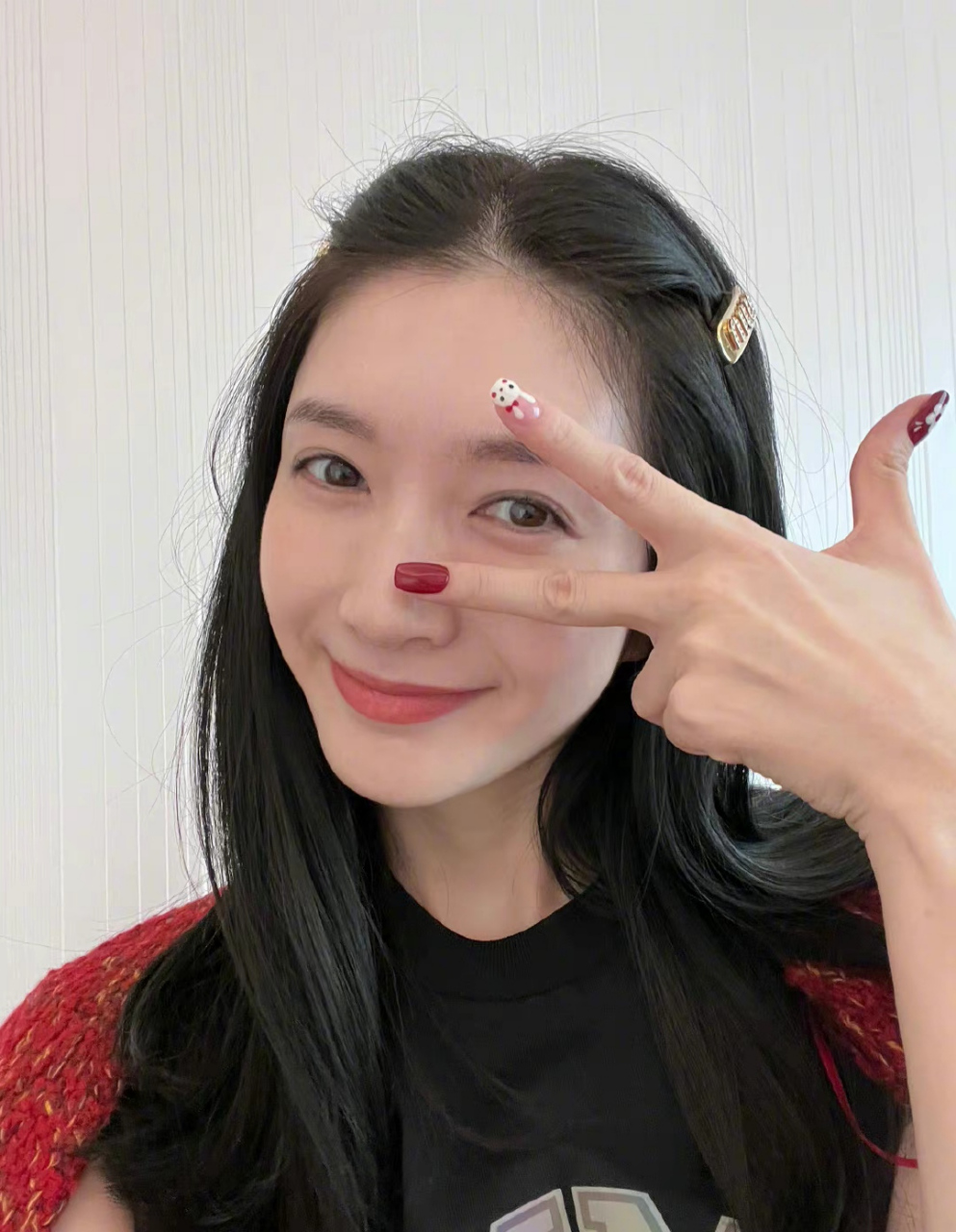 江疏影# 晒兔年美甲自拍,红白相间的小兔子美甲,可爱迷人,裸妆的