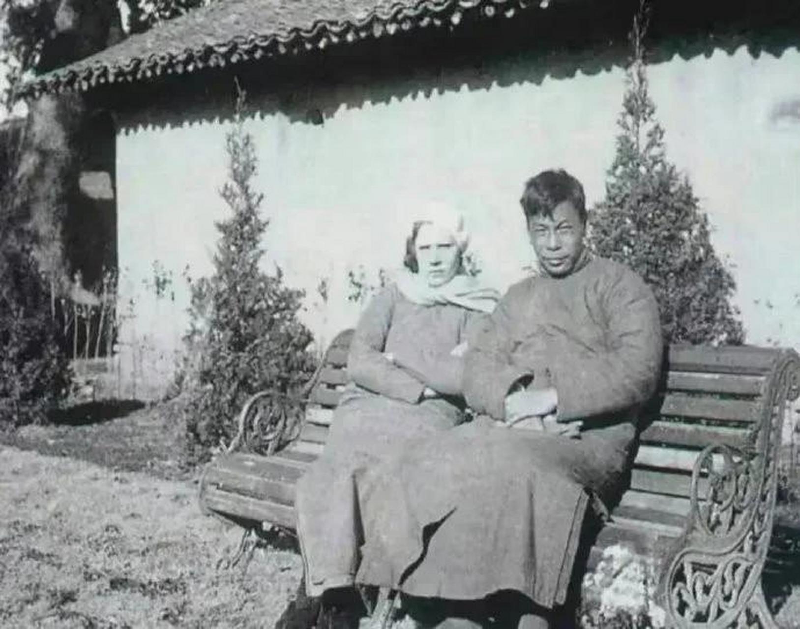 一张抗战时期,蒋经国和他的妻子坐在长凳上为母亲守孝的老照片.