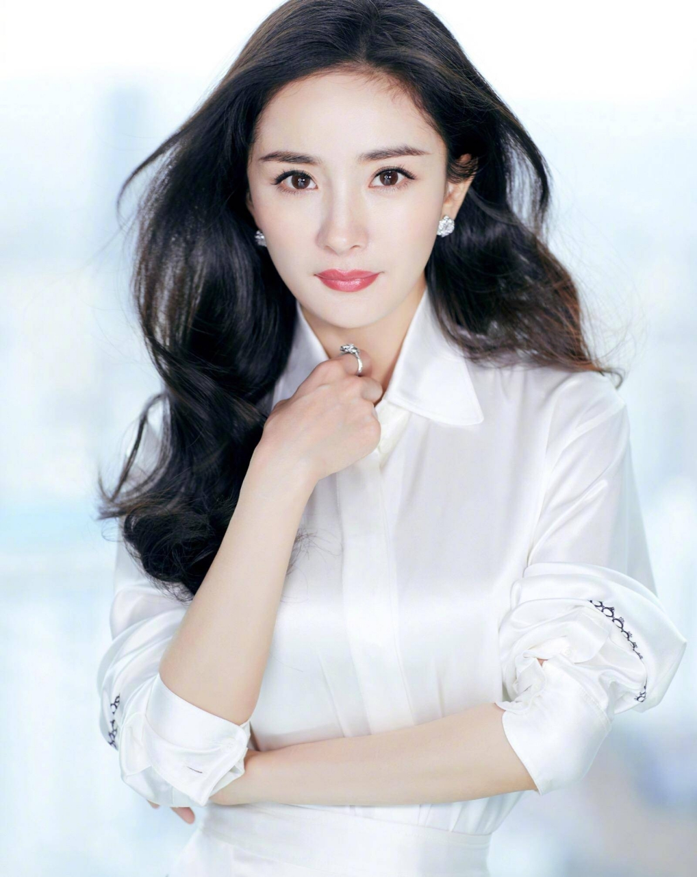 杨幂官宣离开嘉行后,嘉行编辑了去年的年度总结,微博删掉了杨幂的