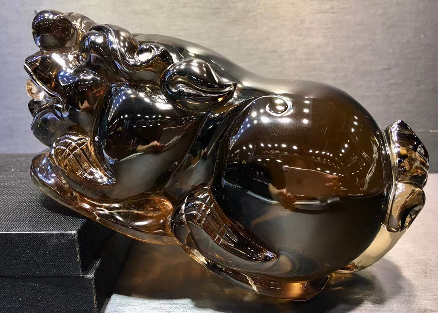 天然茶黄水晶(内包裹发晶)貔貅摆件,造型饱满,水润通透,大师雕刻,十分