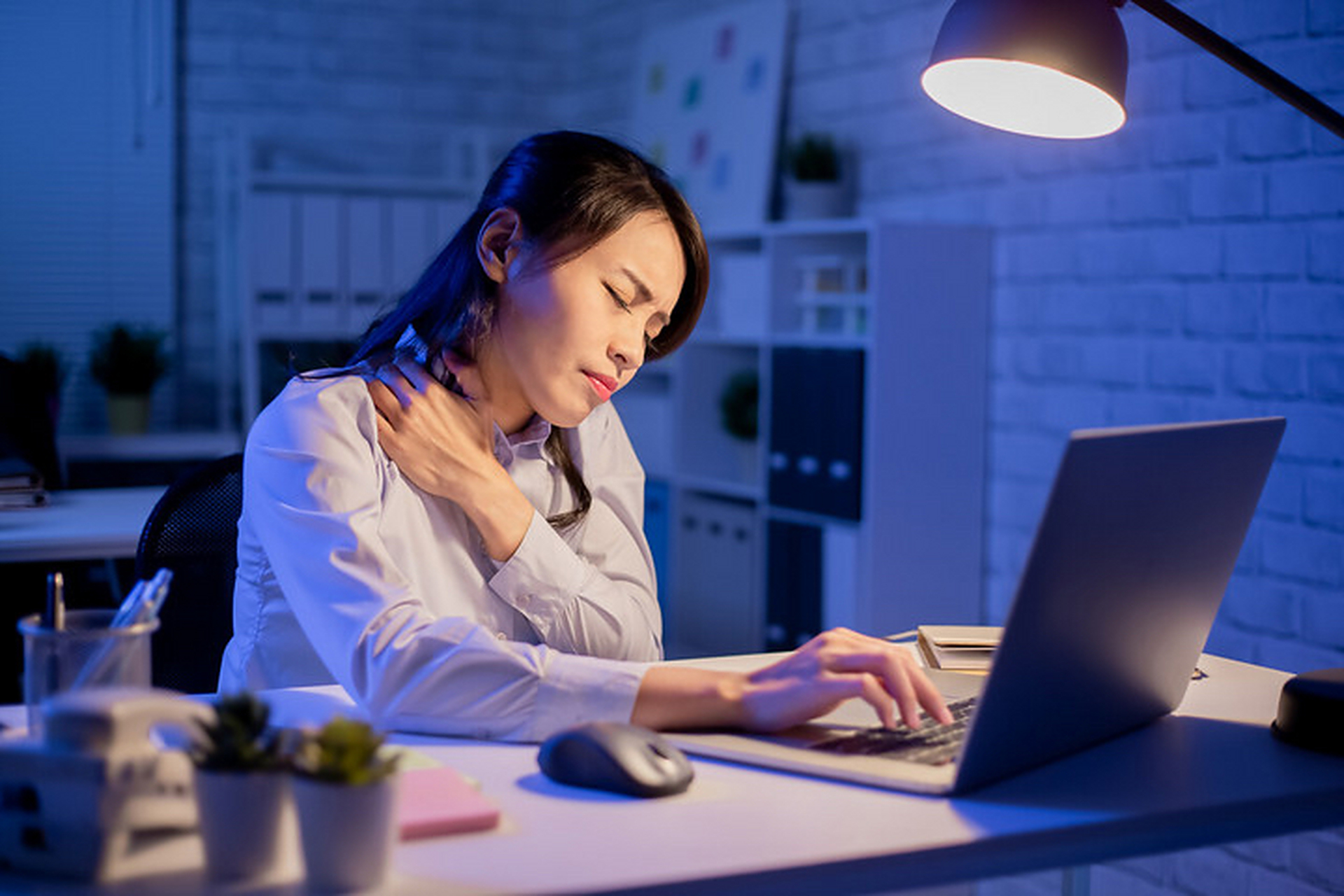 某企业宣传女员工通宵加班流产的文章,引起了广泛的关注和讨论.