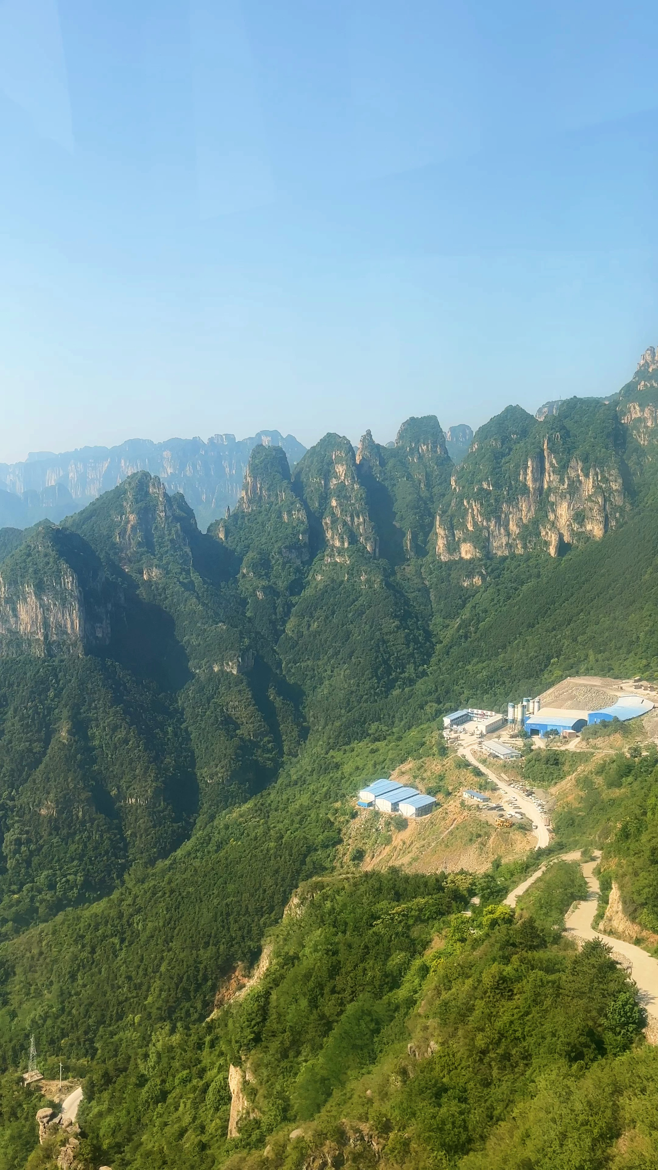 一条盘旋在新乡轿顶山脚下的高速公路以后定会成为景观大道