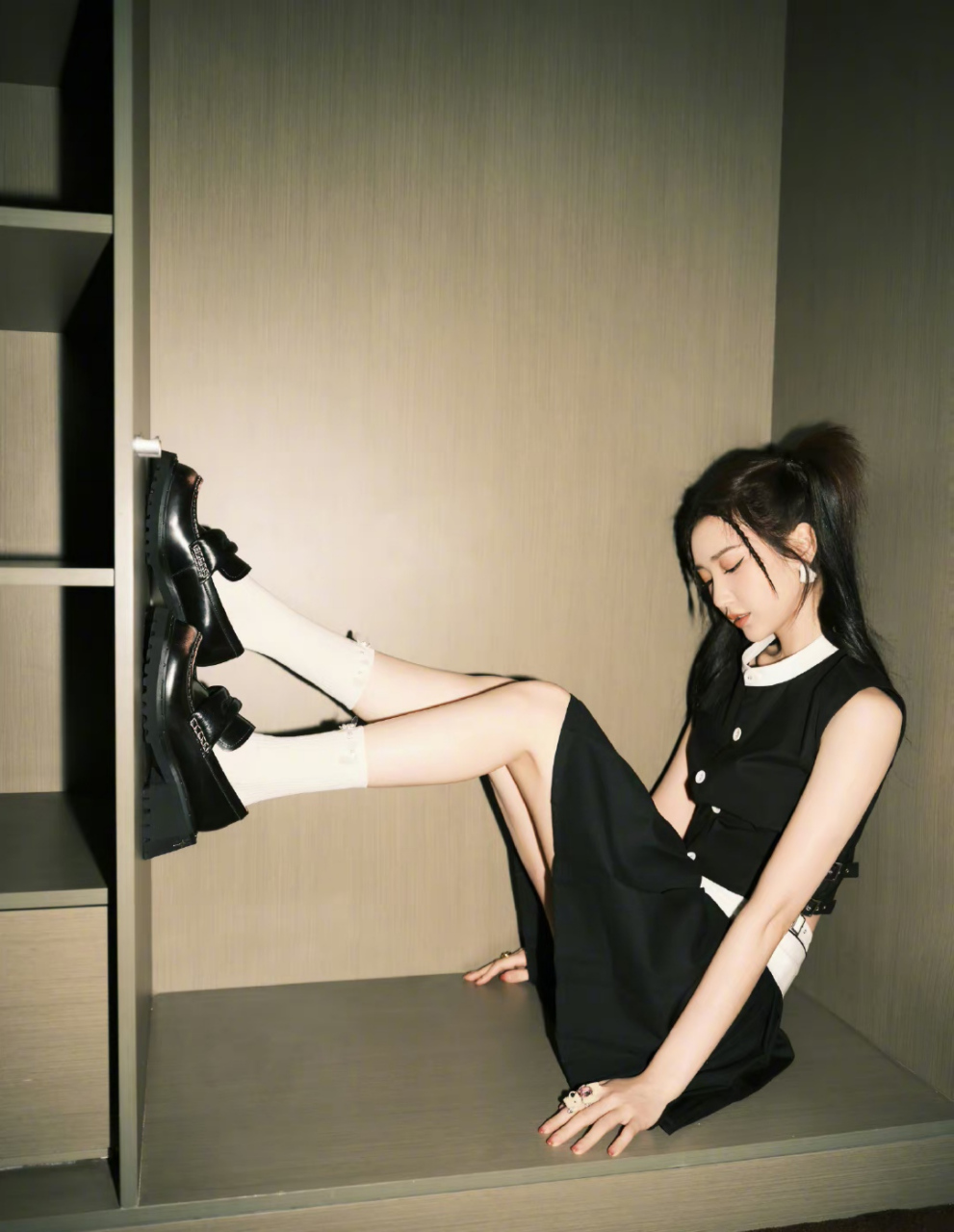 毛晓彤# 一袭黑色短裙套装,头扎双马尾,清纯甜美的容颜,窈窕曼妙的