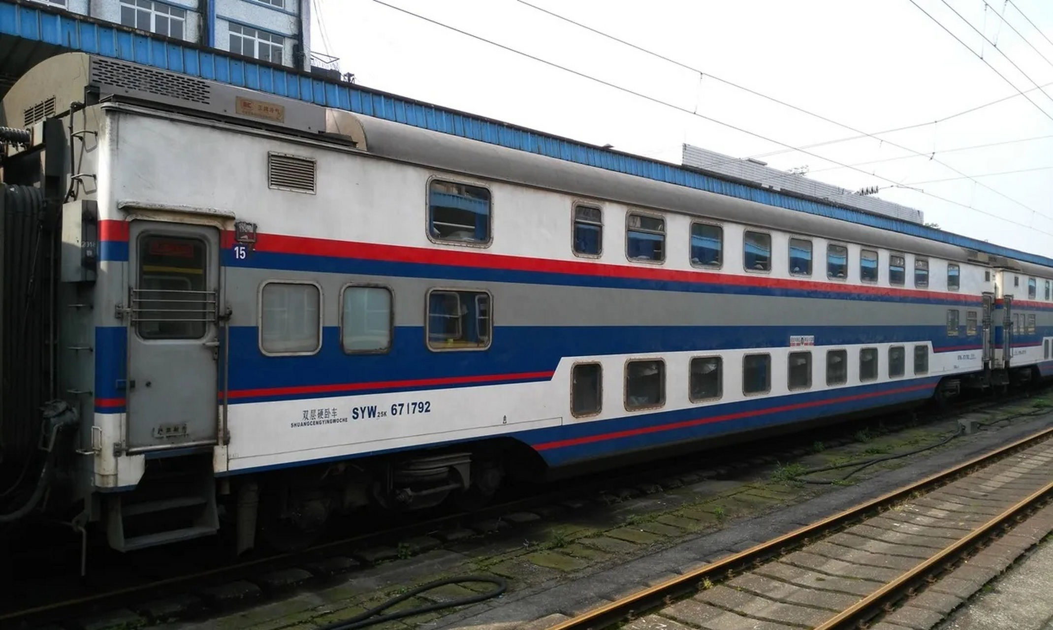 有人觉得火车卧铺(硬卧)三层床铺的设计并不人性化,空间太小,尤其是