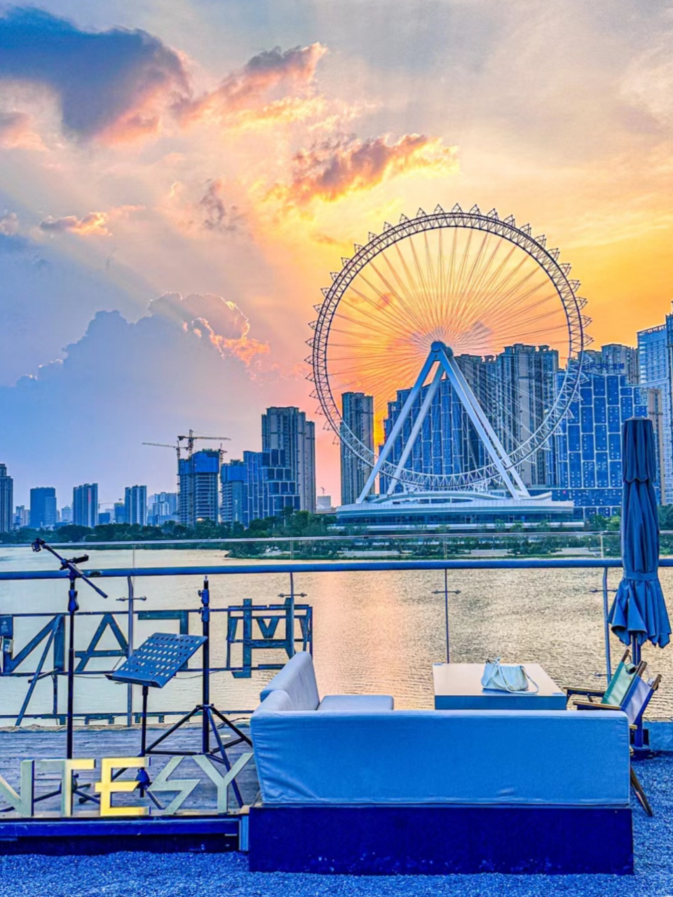 福州晋安湖的摩天轮虽然现在还没开放,但确实很赏心悦目.不论怎么拍都