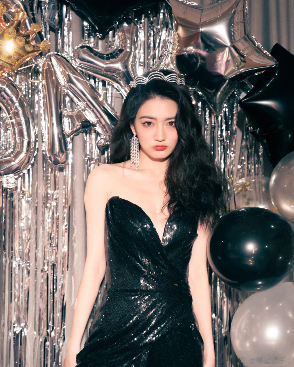 徐璐# 黑色抹胸礼服,性感妩媚!