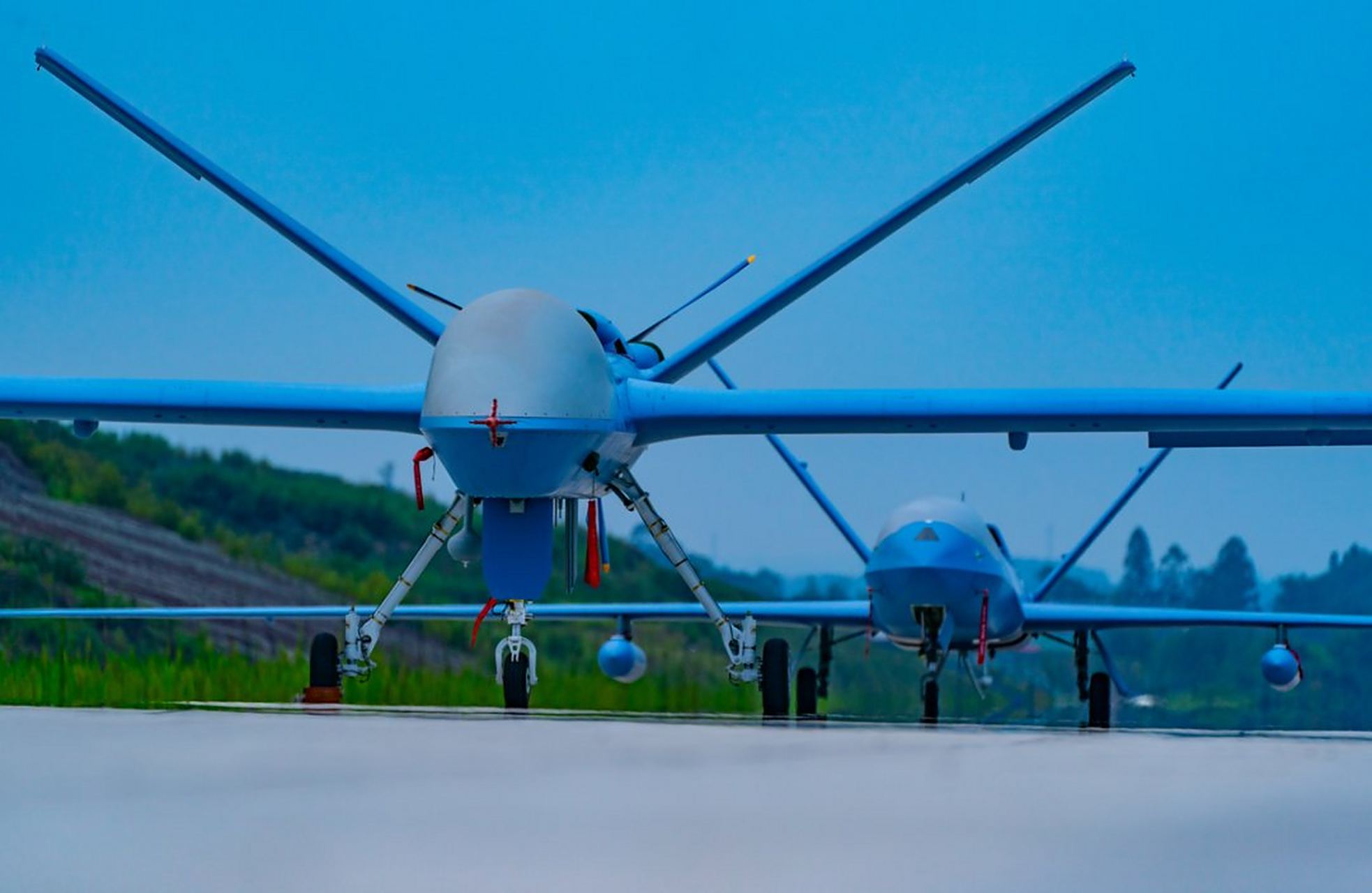 你没看错,这是我们的气象探测无人机,海燕1和海燕2,其实就是翼龙2和翼