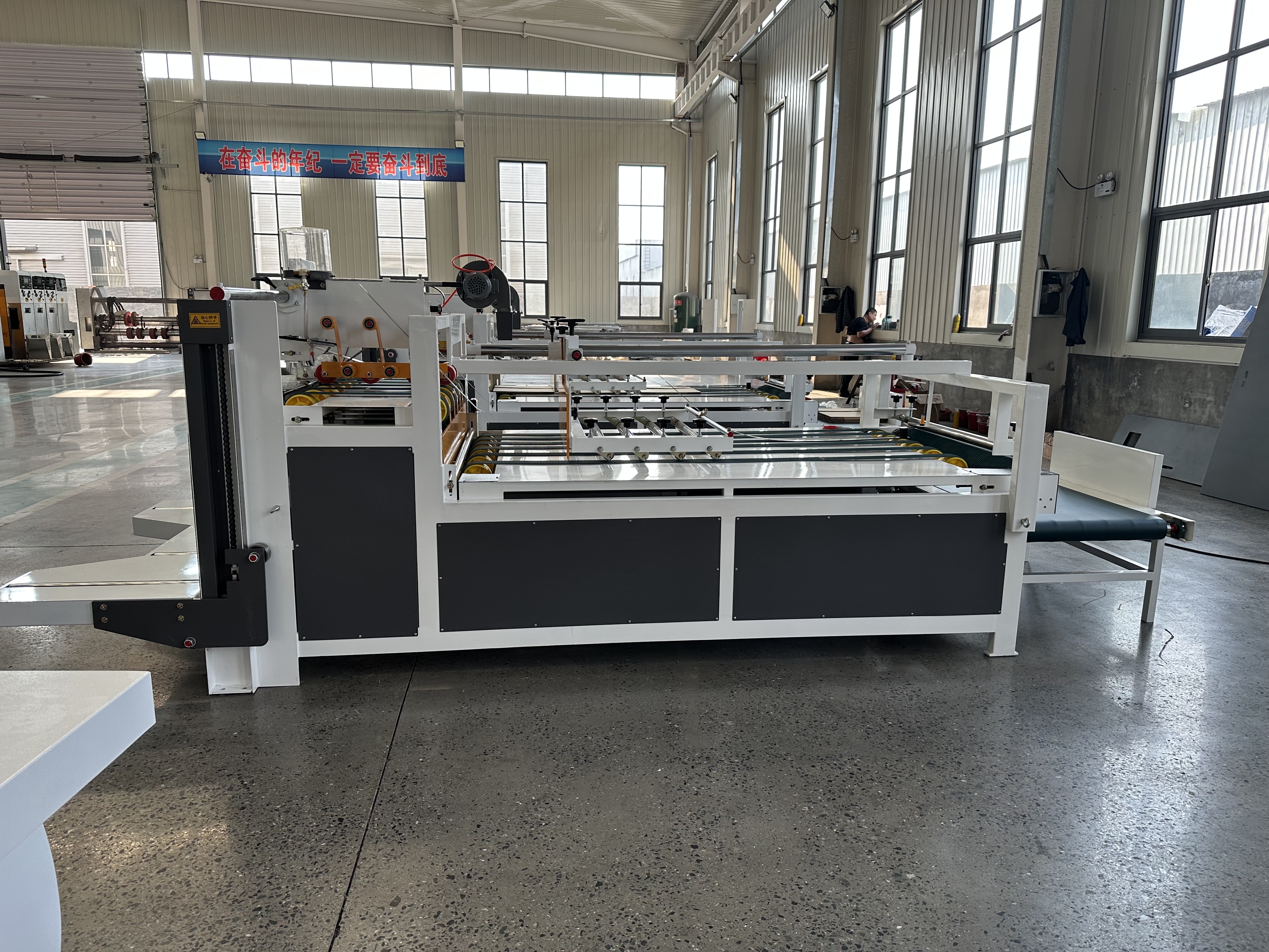 半自动粘箱机,新机现货.提高生产效率,产品成型质量好!