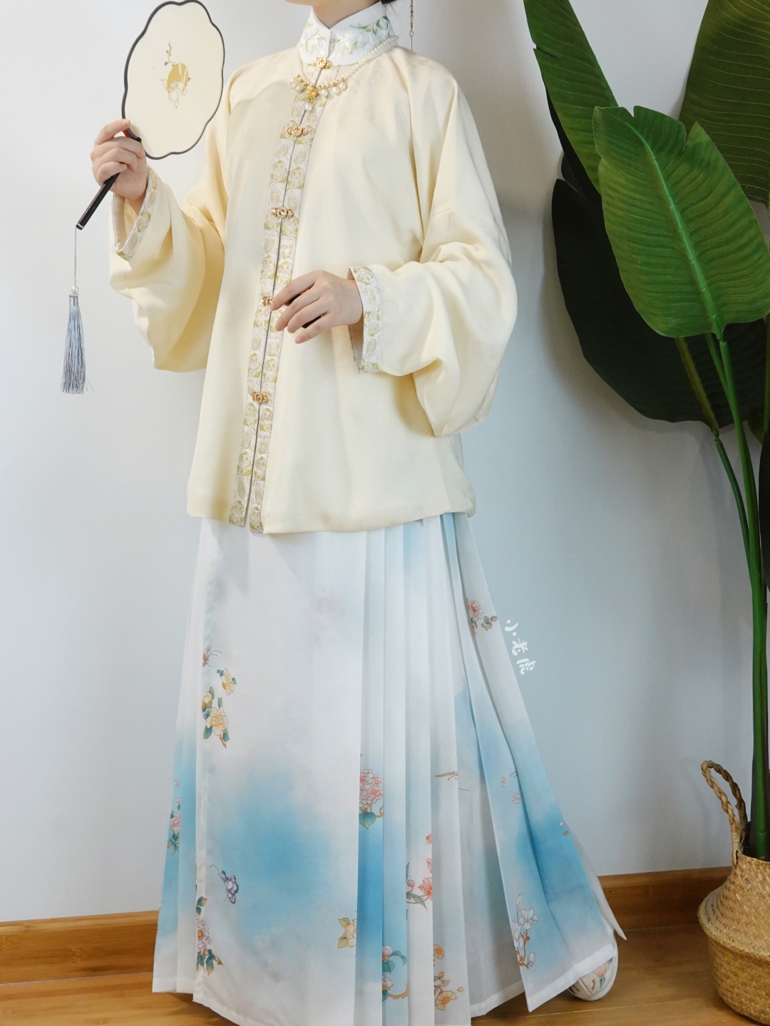 暗纹提花竖领对襟短衫