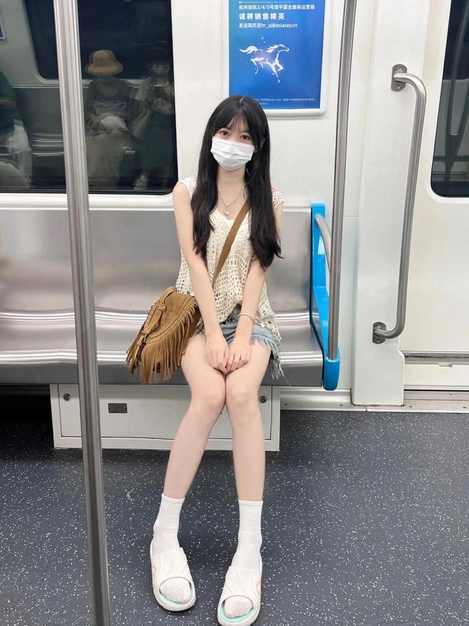 地铁上的长发小姐姐,肤白貌美大长腿,可爱清纯萌萌哒,这是谁家的小