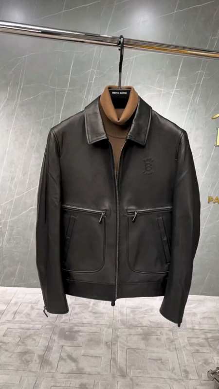 巴宝莉黑色翻领皮衣外套稳重还显品味,搭配高领毛衣尽显与众不同魅力