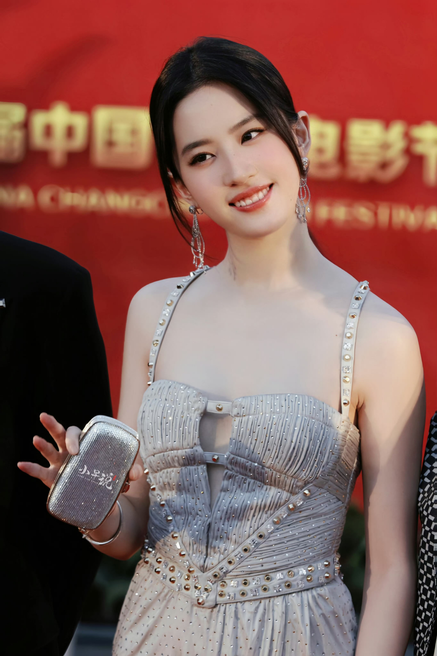 刘亦菲,2012年第十一届长春电影节闭幕式,这个造型好秀气. #美女