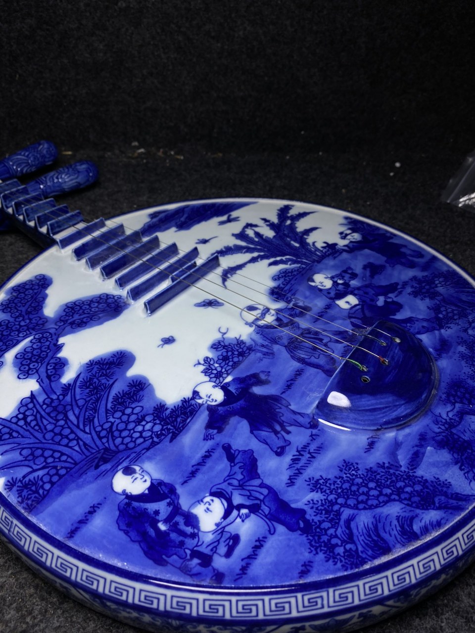 经典收藏大清乾隆年制青花瓷琵琶 音质优美动听,保存完好无损 "艺术