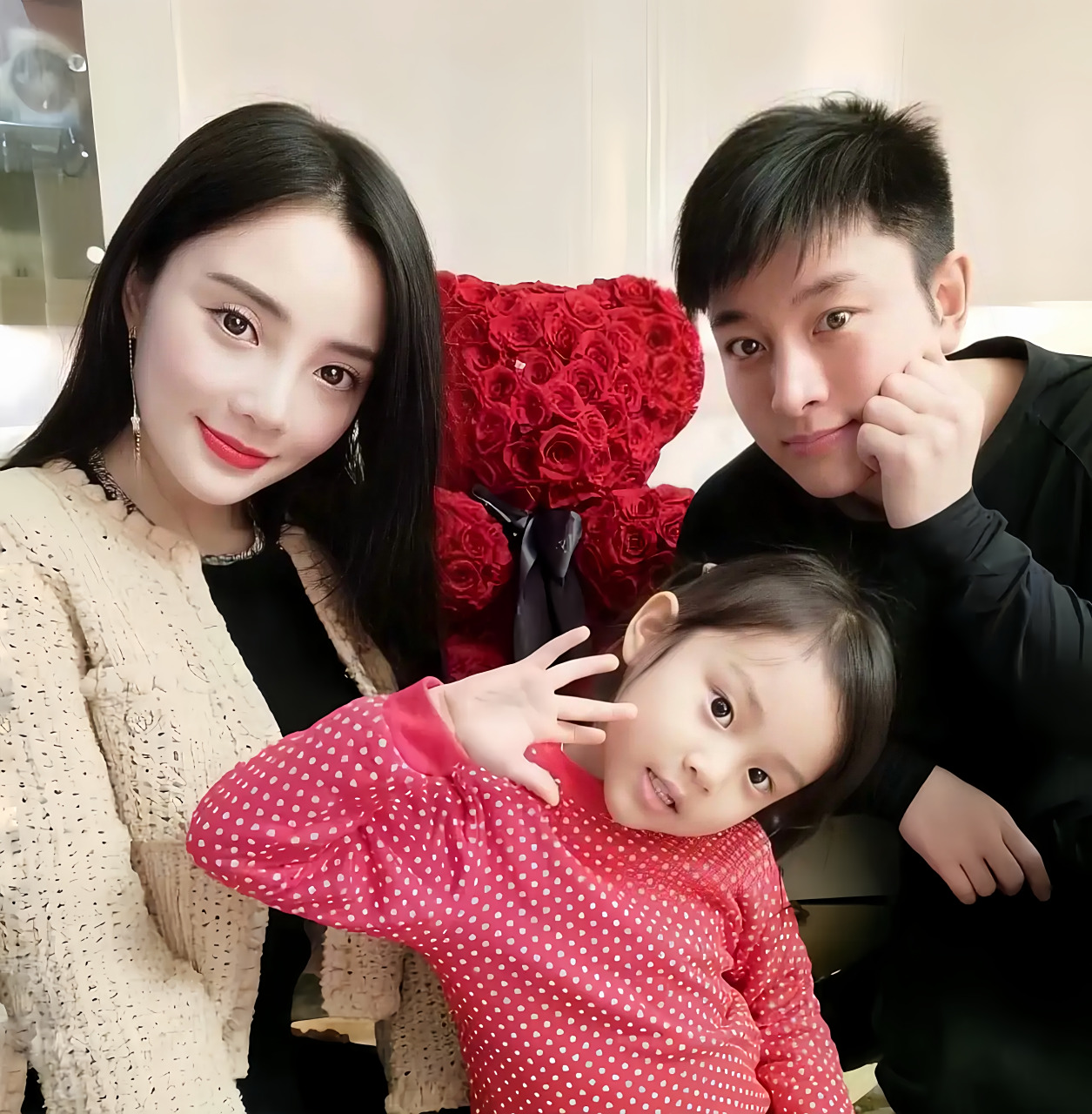 李小璐一家三口在一起的合影.