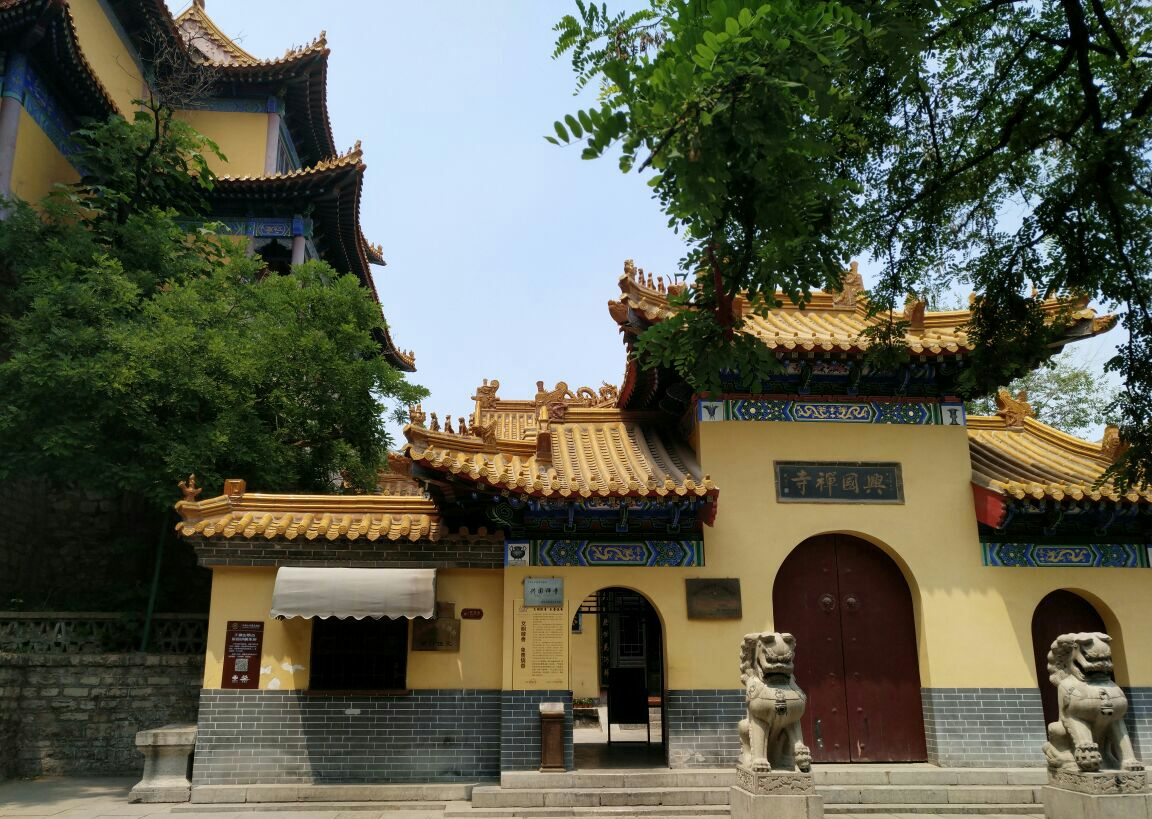 山東香火很旺的一座寺廟,至今有千年歷史,還免費贈送三炷清香