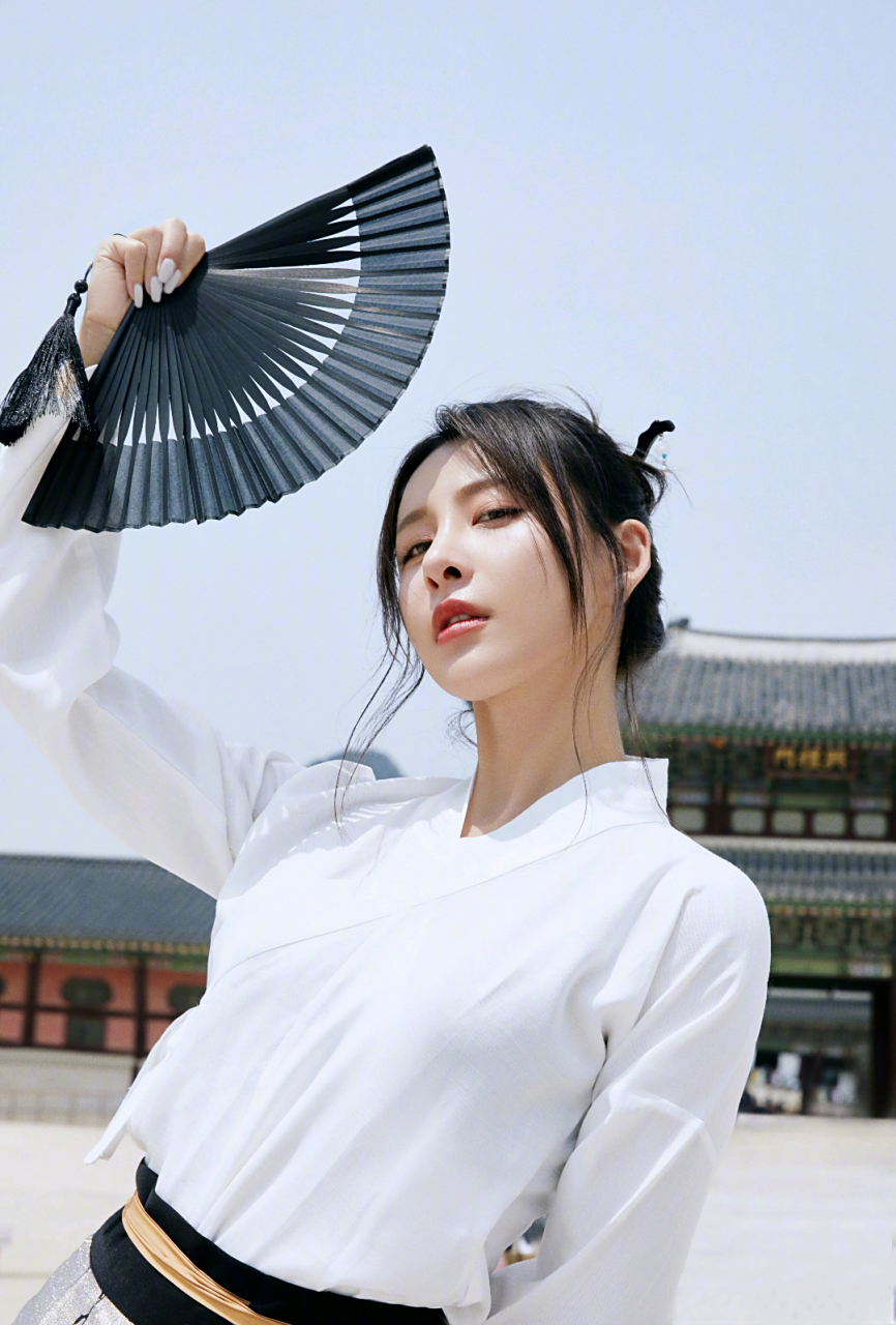 贾青的眼神太犀利了,感觉她的装扮和表情动作一点都不搭.