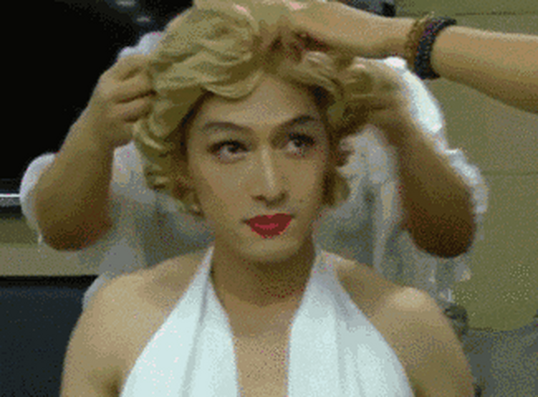 其实吧,胡歌模仿的玛丽莲梦露还是挺漂亮的,就是四肢魁梧粗壮了点.