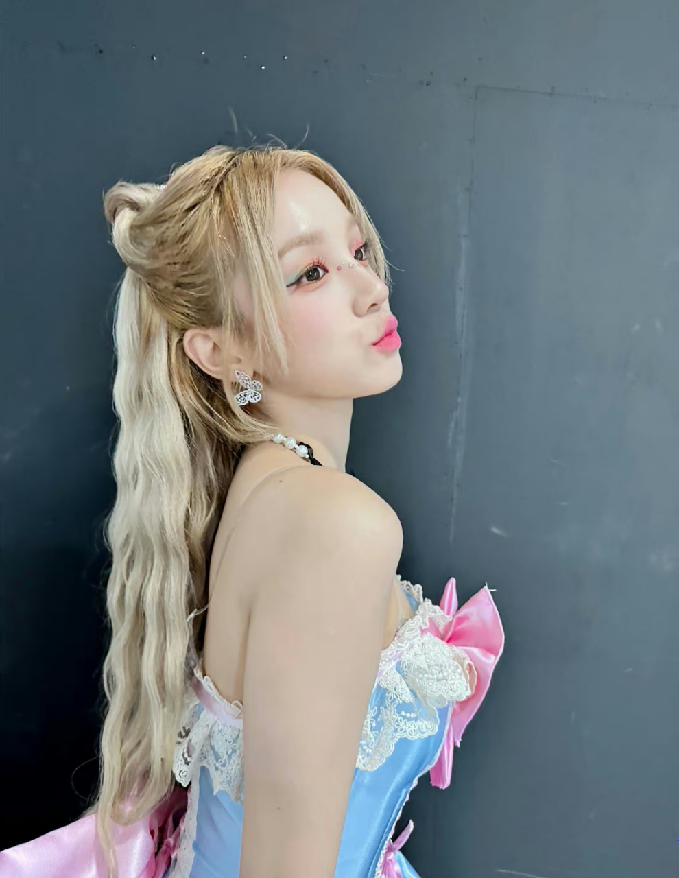 宋雨琦# 一袭芭芘公主抹胸裙,清纯甜美的脸蛋儿,白皙水嫩的肌肤,丰满