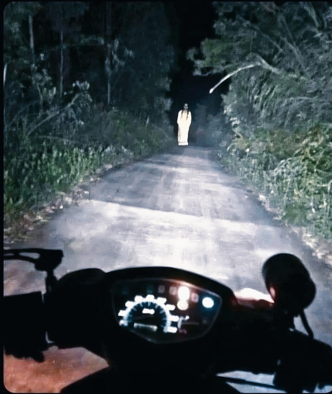 大晚上,又是荒山野岭的,要不要载她一程?  #生活