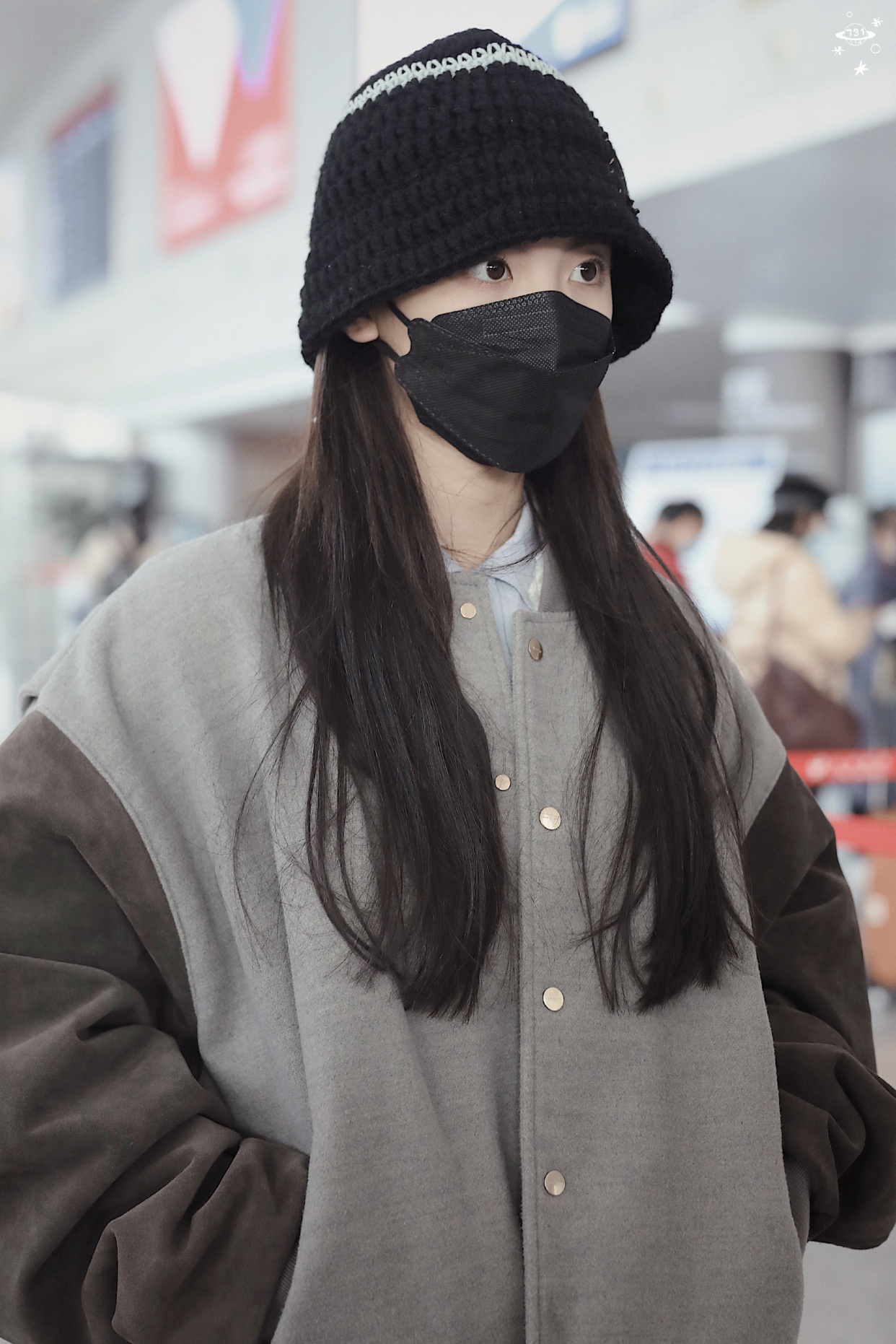 杨超越水泥灰色棒球服机场冬日穿搭