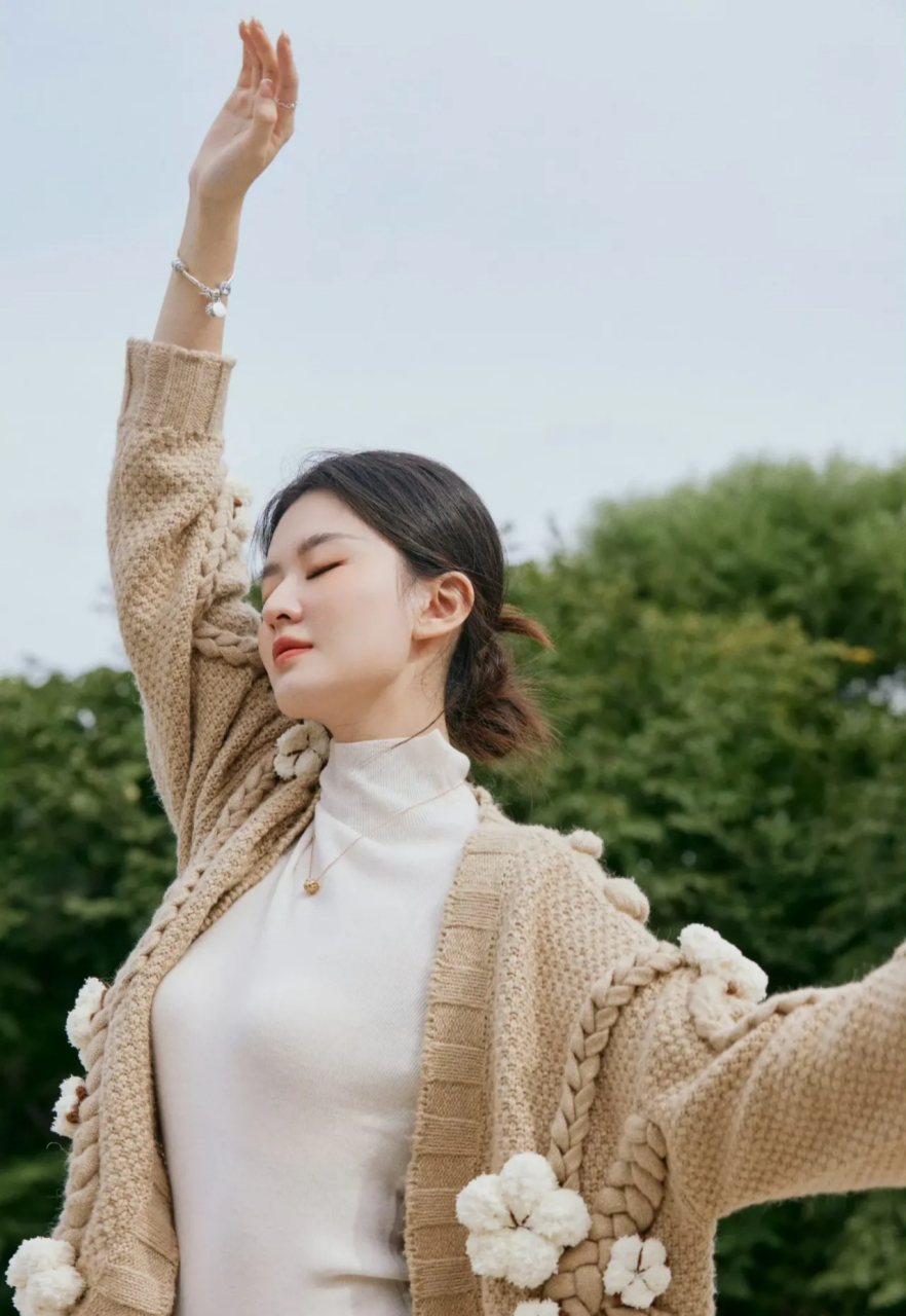 欣欣好有气质,穿着得体,漂亮迷人,就像邻家姑娘一样,甜甜的,俊俏姑娘