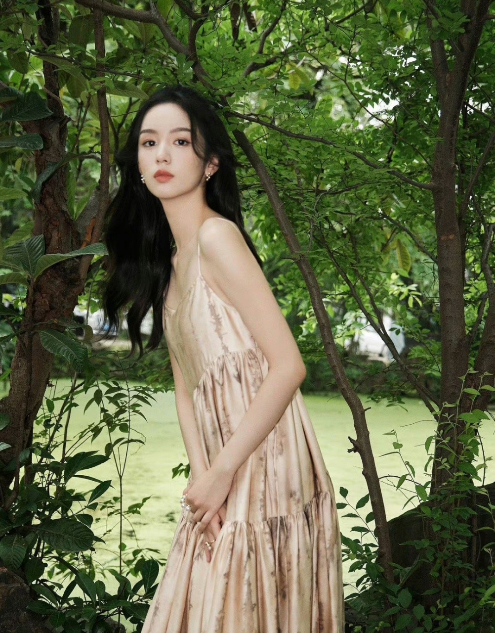 周也身穿吊带长裙很好看.  也带着一股清冷感.  #周也