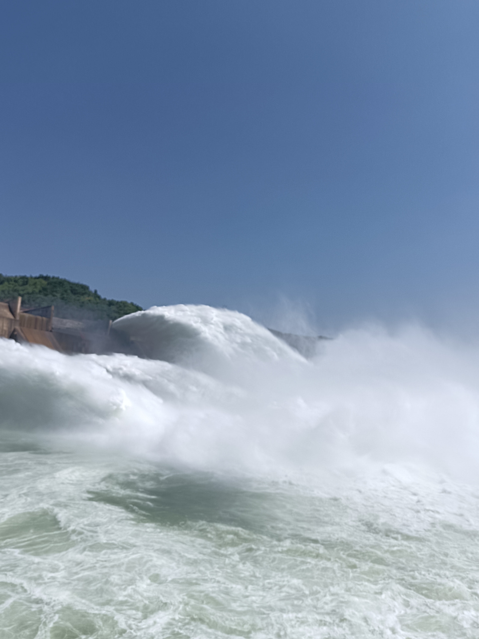 小浪底壮观雄伟,万里黄河横断,营造高峡平湖.