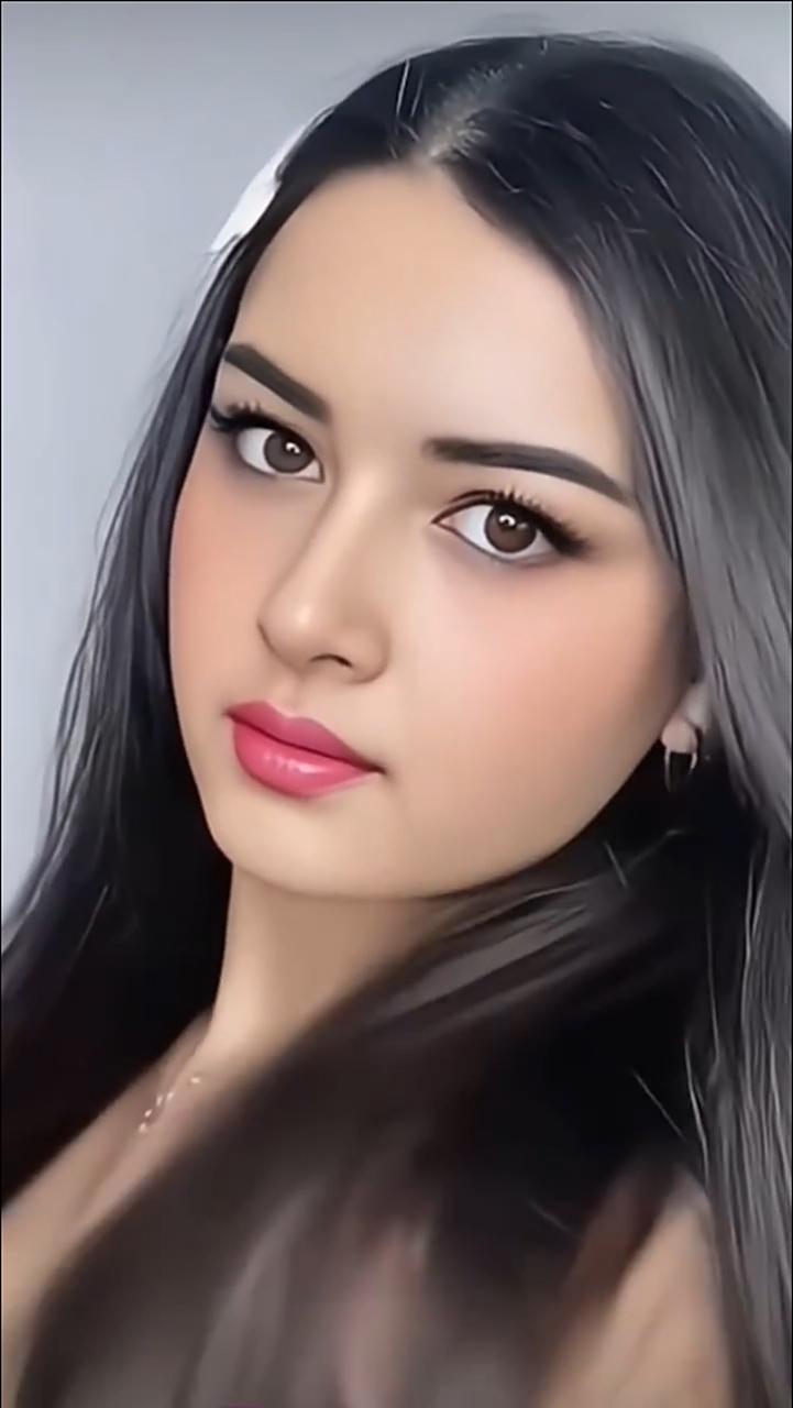 这位外国美女的脸,是一张标准的欧美女明星脸