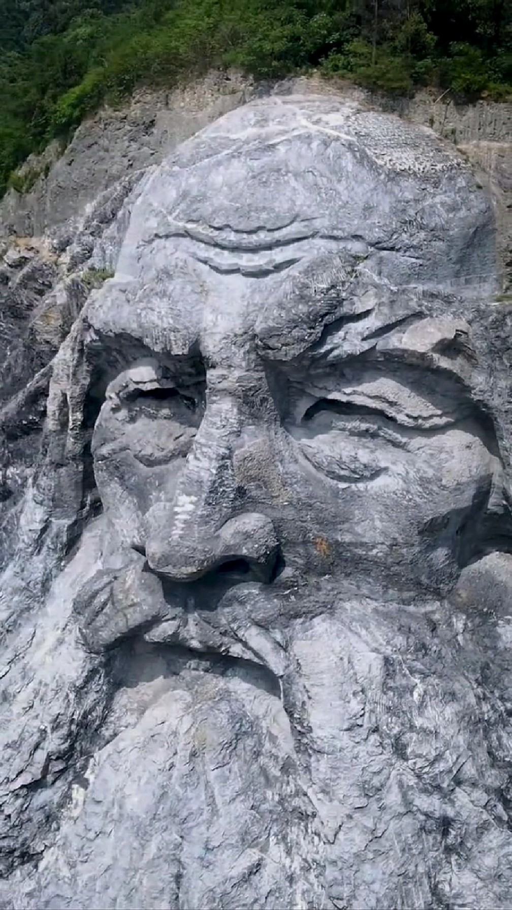 伏羲摩崖石刻,人工雕刻高约70.