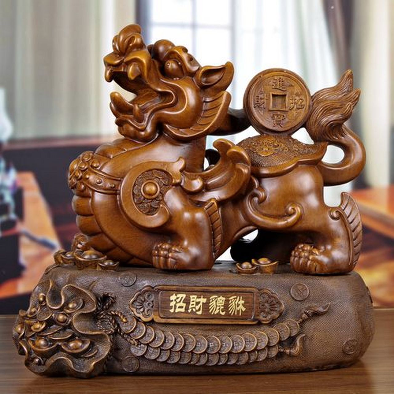 貔貅,又名辟邪,天禄,符拔等,是神话传说中一种形似狮子而有短翼的