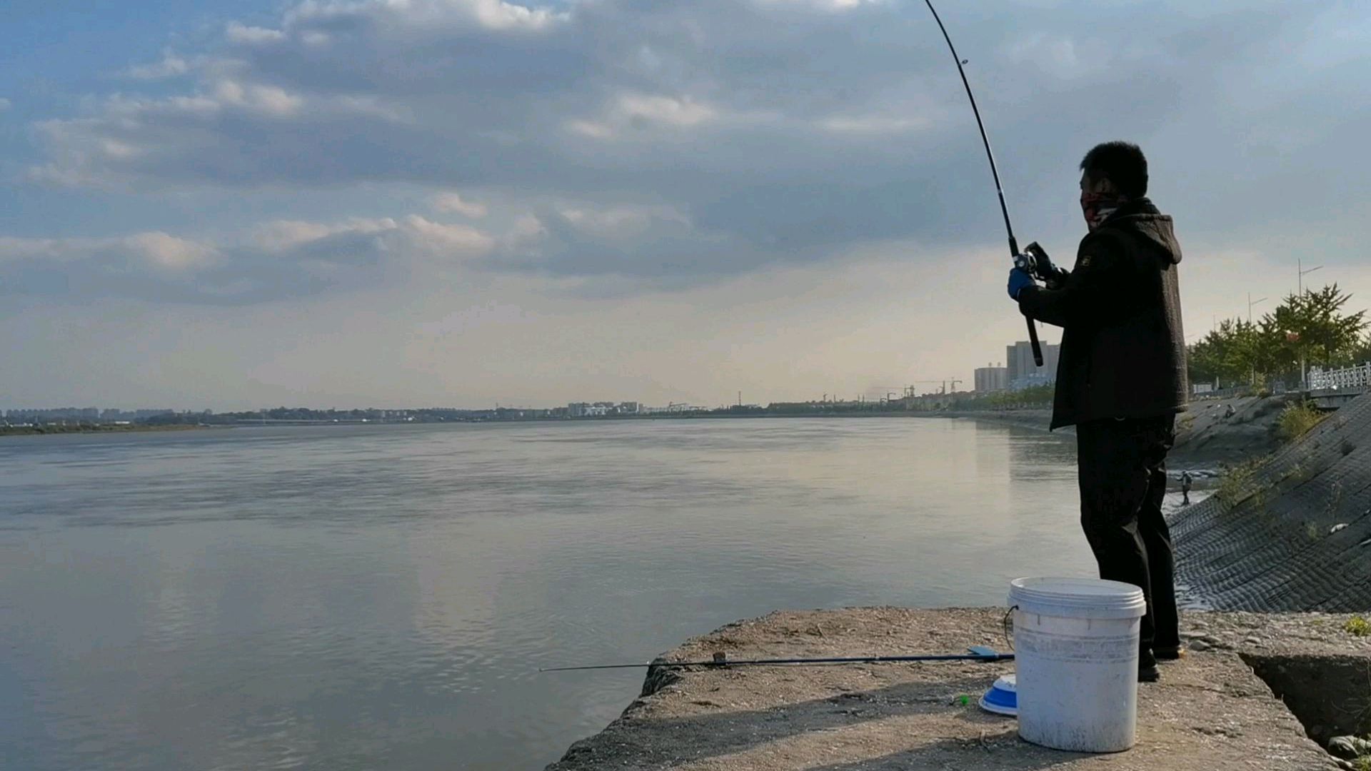 钓胖头鱼要掌握好时间,钓的早就小,钓的晚就大