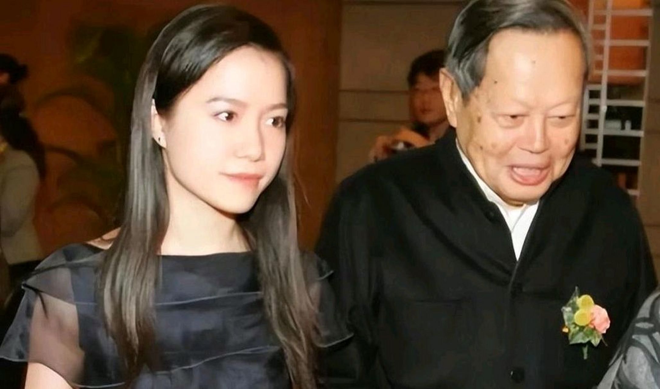 不得不说翁帆年轻的时候是很有气质的,难怪杨振宁不离不弃的.