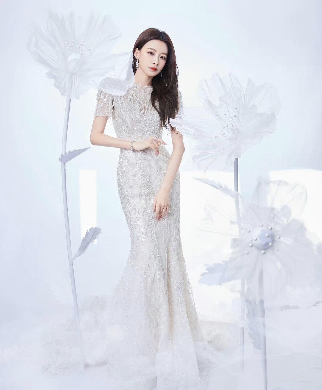孙怡一袭珠光亮片白裙,仙气十足!果然是颜值天花板!