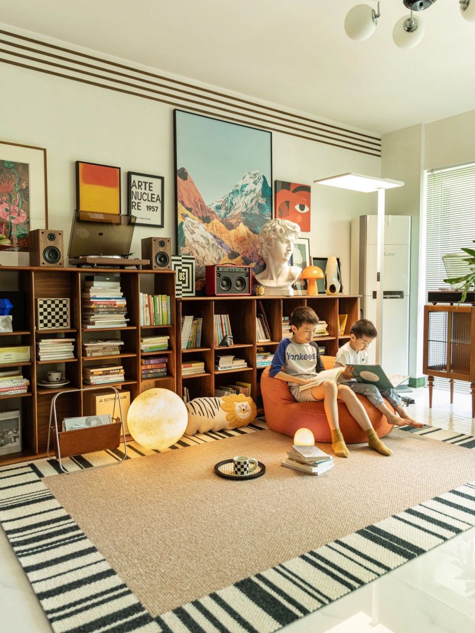 拥有家庭图书馆的客厅很特别,很哇塞6015 家有两个男娃,每天都在