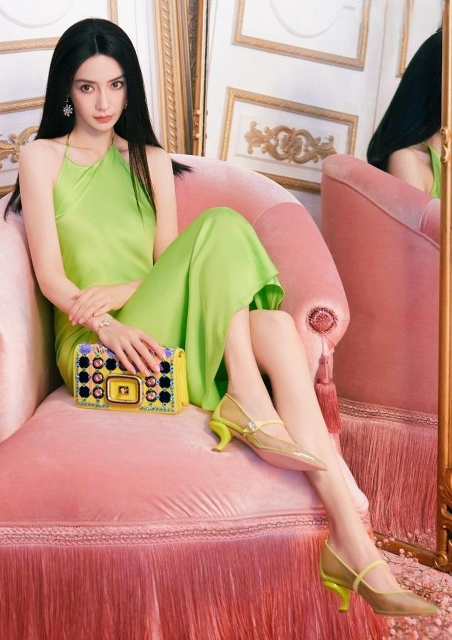 尖头高跟鞋更是为她的美腿锦上添花,让她的身材更加完美.