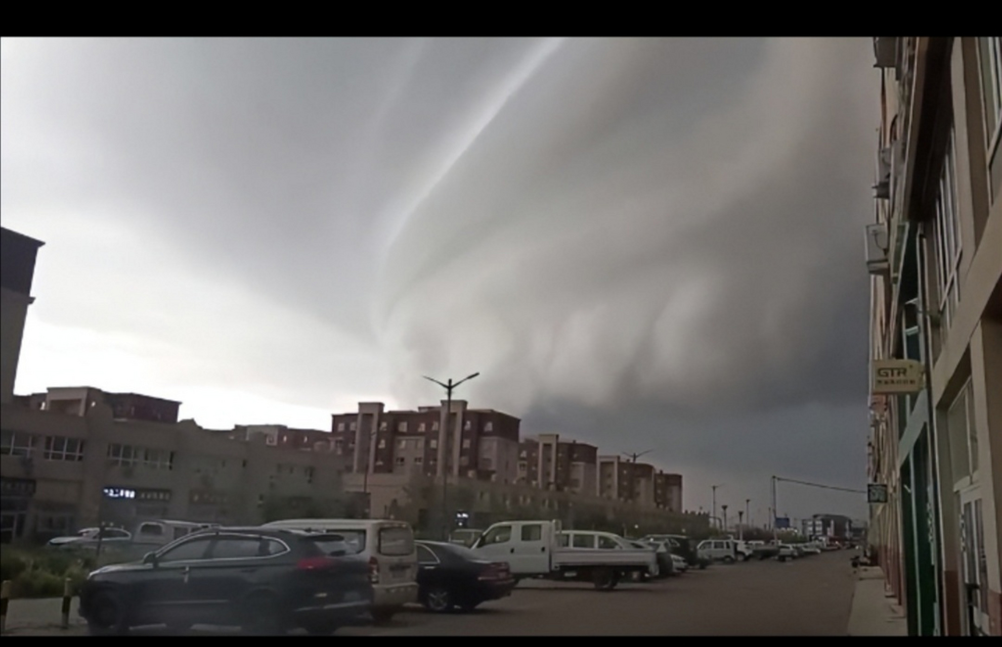 新疆塔城市出现了罕见的强对流天气,巨大的漩涡状云层——超级单体