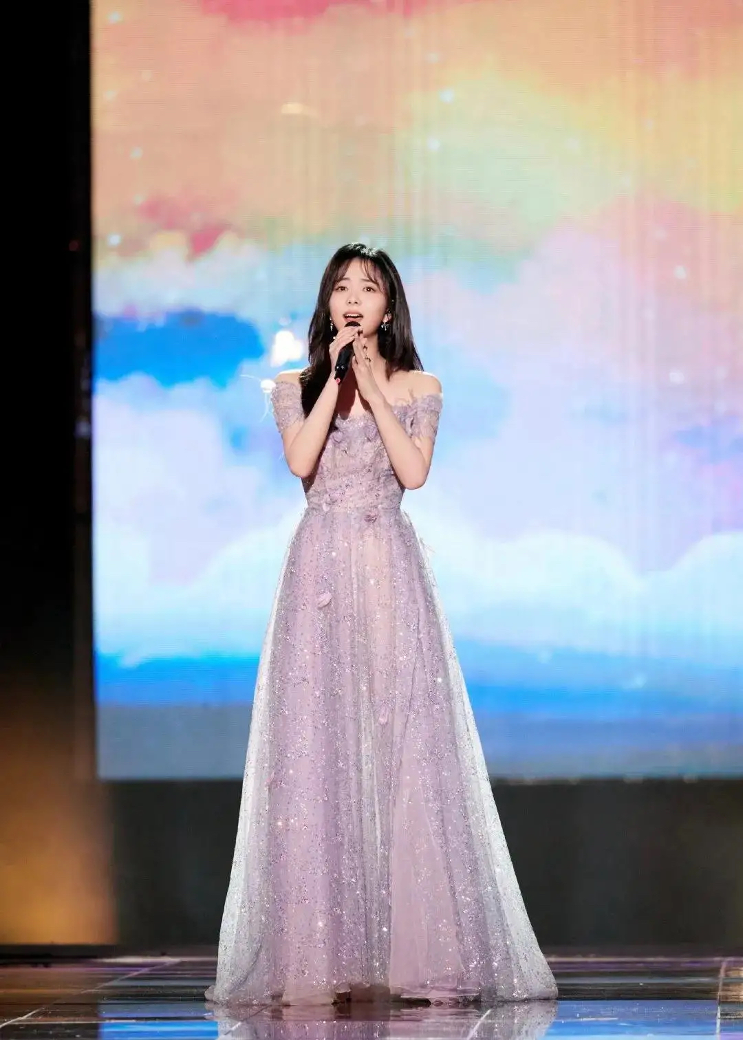 谭松韵长发飘飘,气质清新优雅