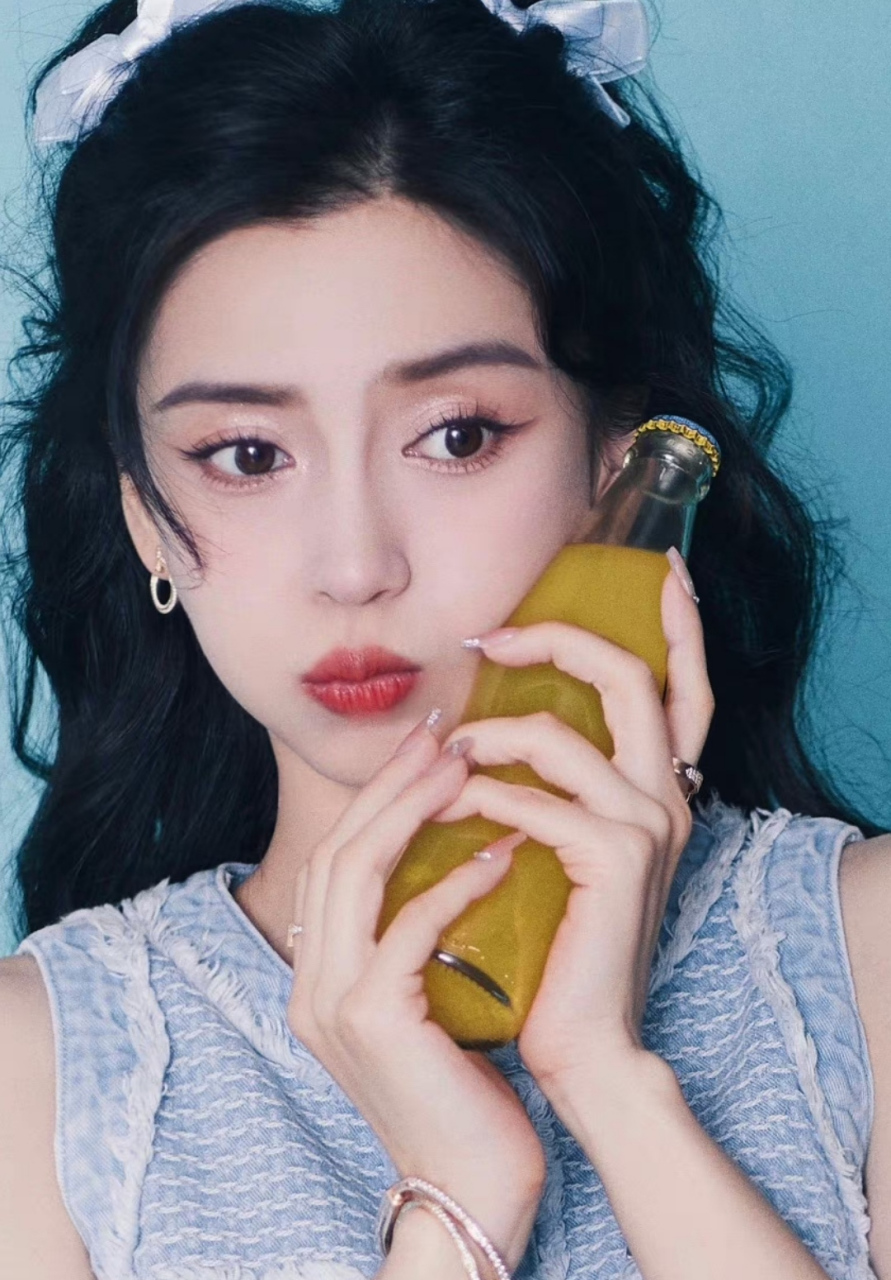 杨颖angelababy回应脚趾甲后再晒夏日大片,清新的浅蓝无袖裙阳光有