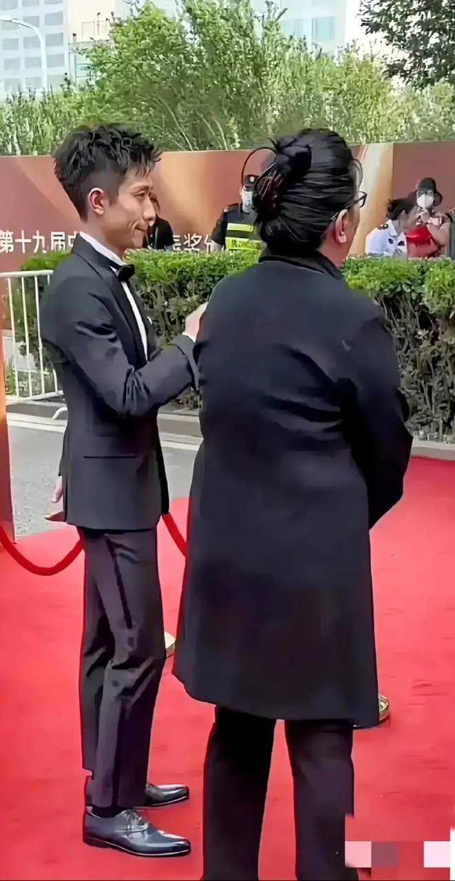 张一山出席某活动的照片看起来也太瘦了吧!