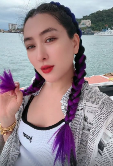 40岁的马苏游船太悠闲了!低领吊带显身材,紫发少女感强