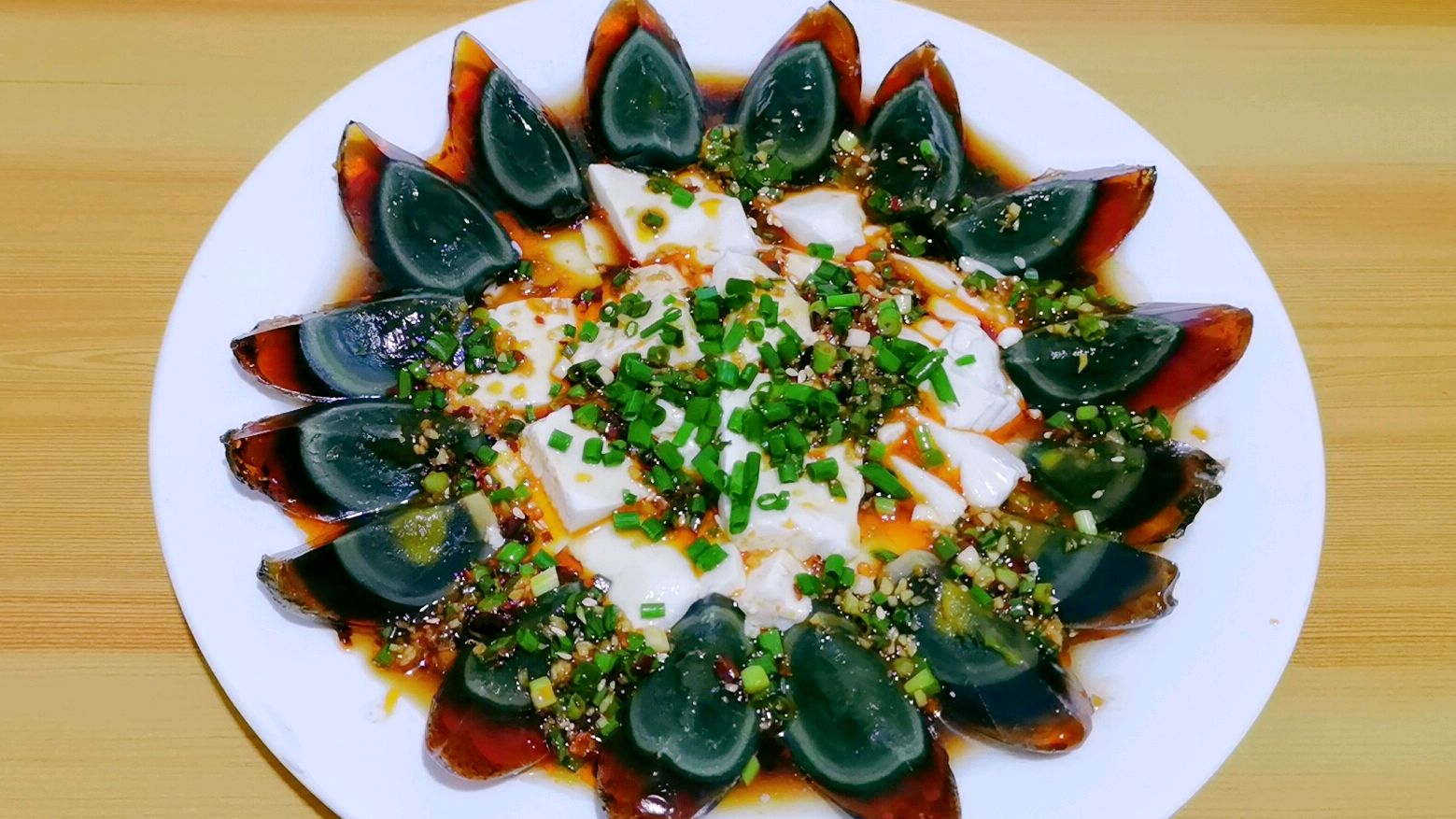 1盒豆腐3个皮蛋，大厨教你做皮蛋豆腐，滑嫩入味，好吃又解馋