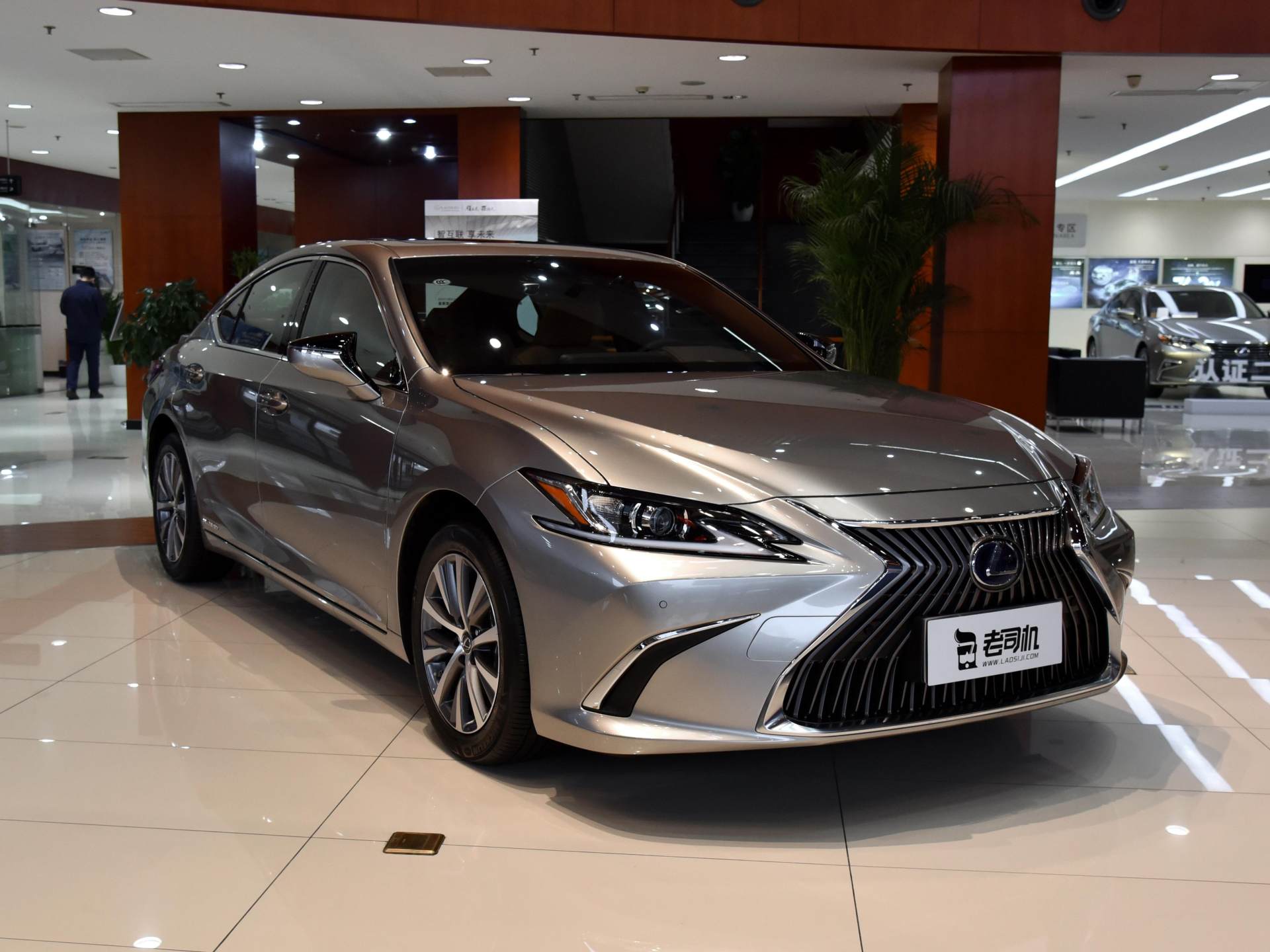 2.5l混动 四驱,标配主动降噪,雷克萨斯es给你奢华体验