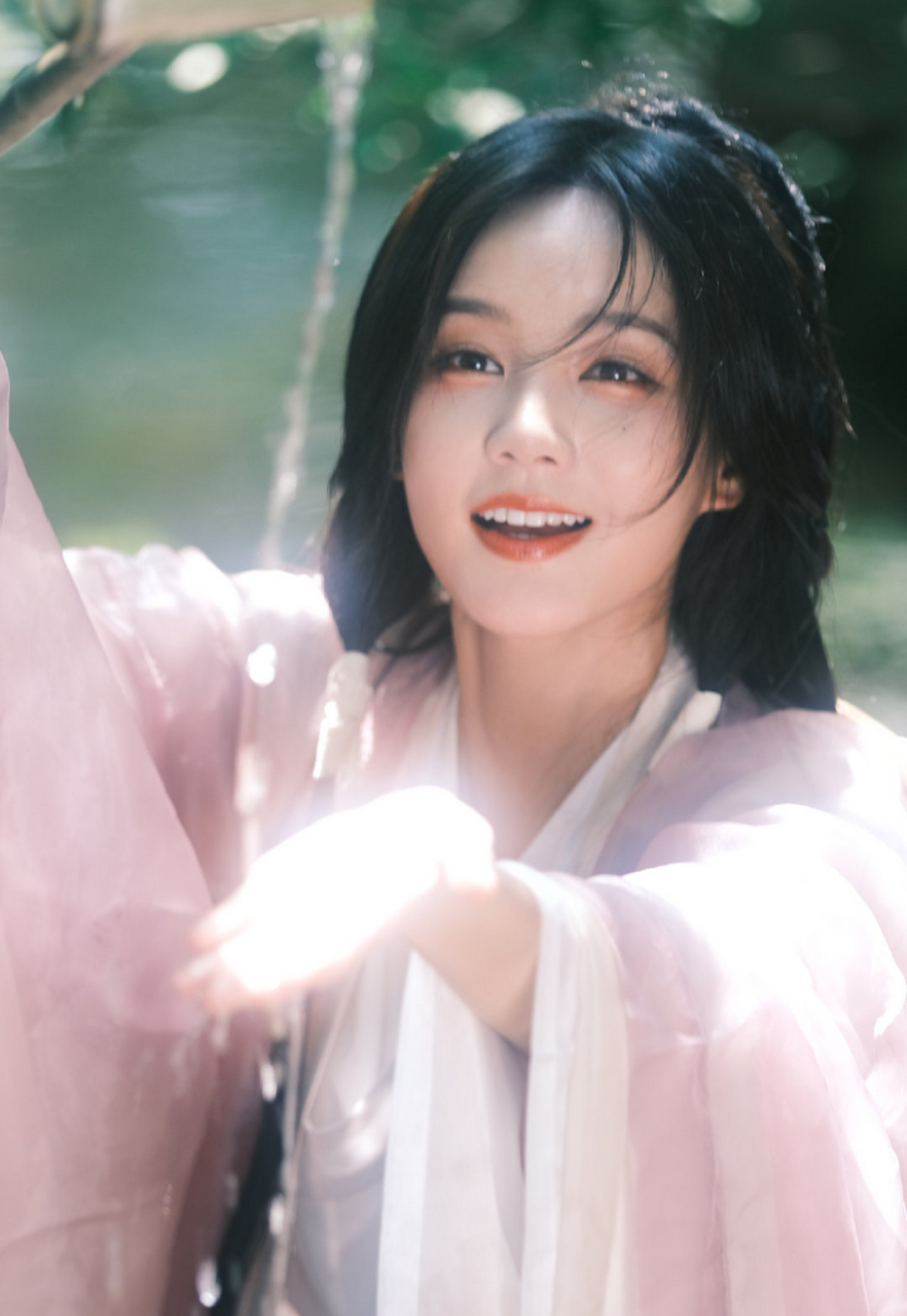 李一桐这个古装造型真的好美啊,一袭浅粉色衣衫更显温婉可人,配上简单