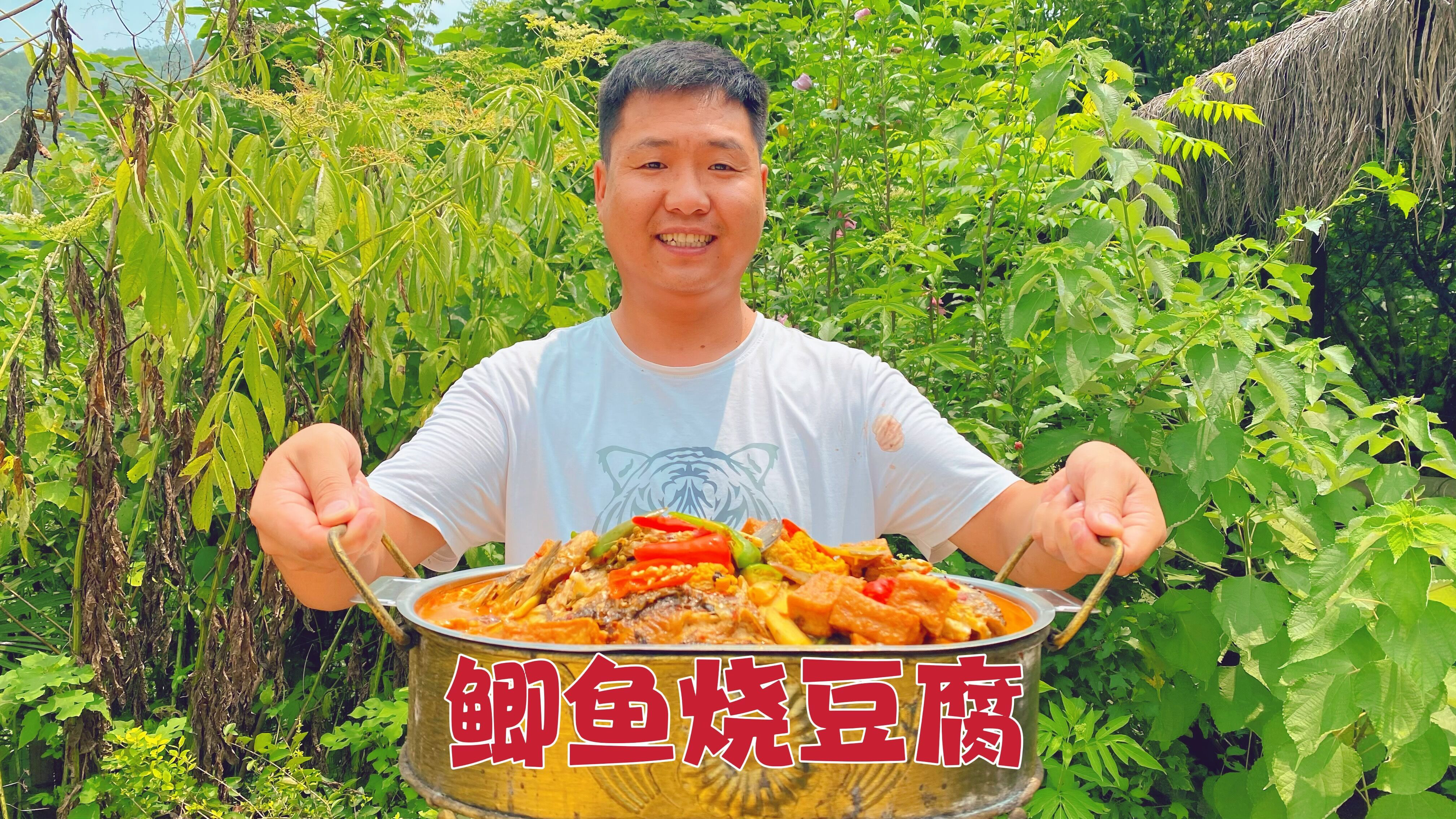 大哥撒网技术越来越好，网点鲫鱼炖豆腐，真下饭
