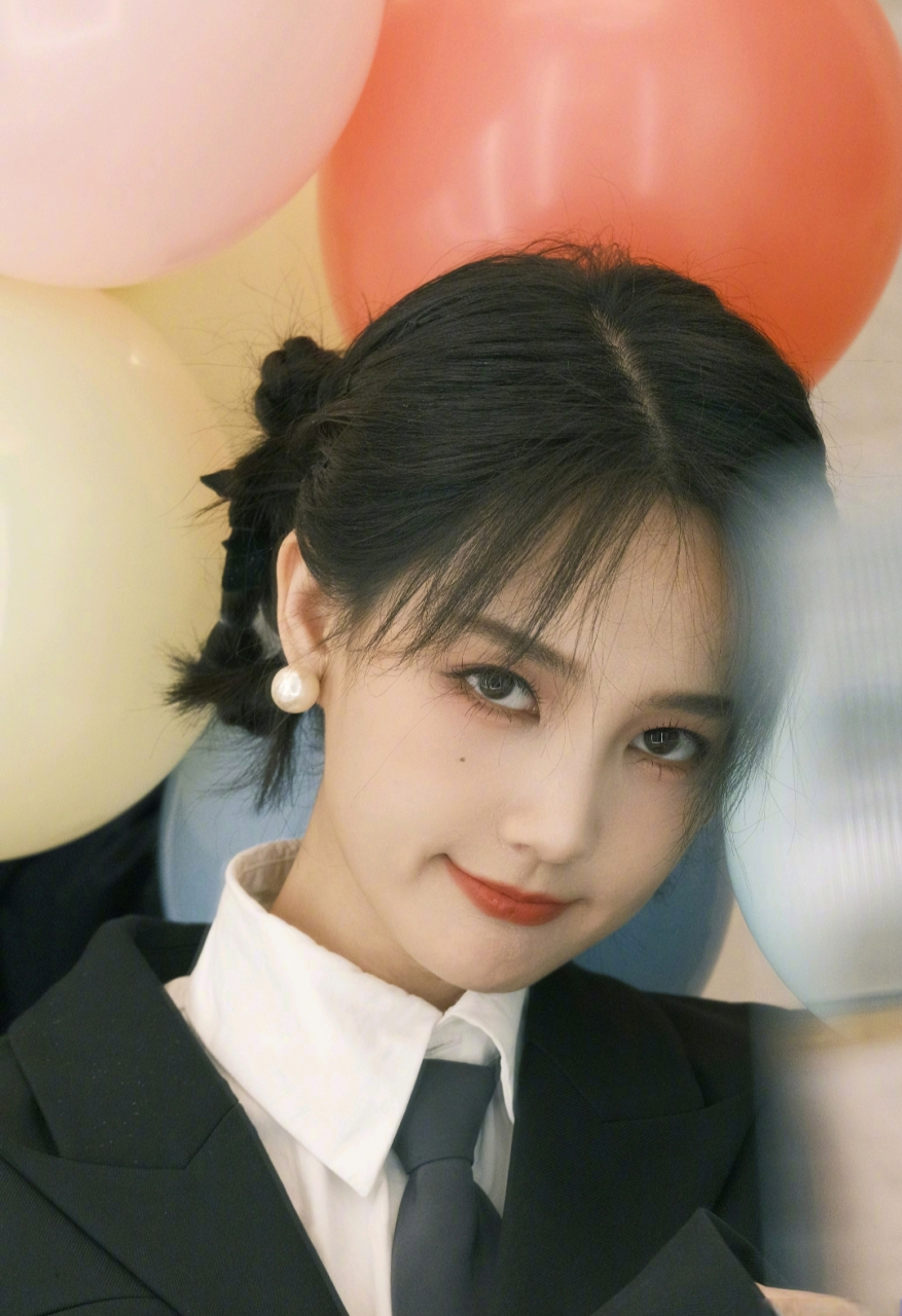 李一桐穿正装真好看,美得一塌糊涂,是我见过笑的最好看的女明星!