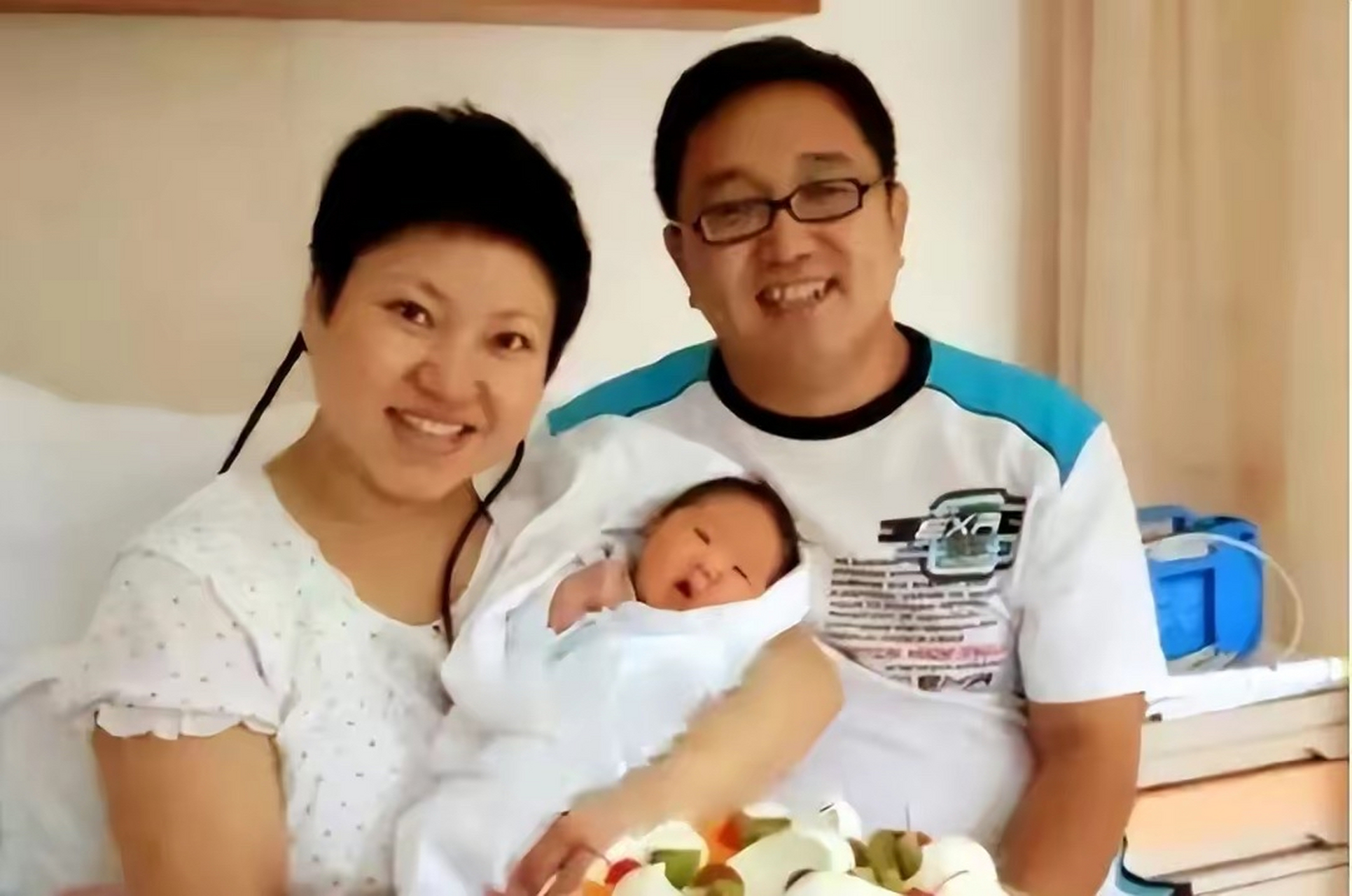 句号:再婚娶小11岁"丫蛋",今老来得女事业爱情双丰收