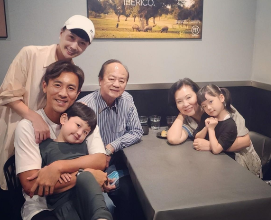 谭俊彦43岁生日在家与老婆孩子度过,晒温馨全家福