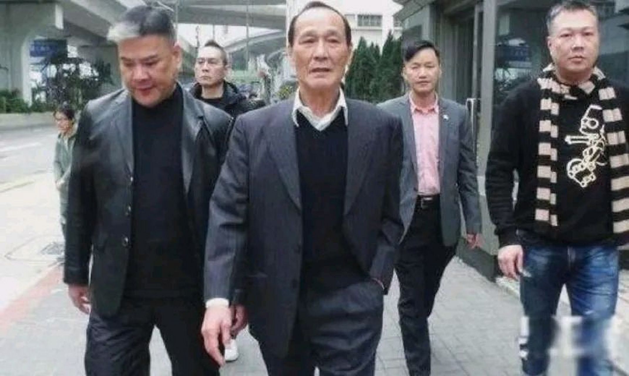 遇见了新义安的苏龙,没想到苏龙对着陈惠敏老婆就踹了过去,直接倒地飞